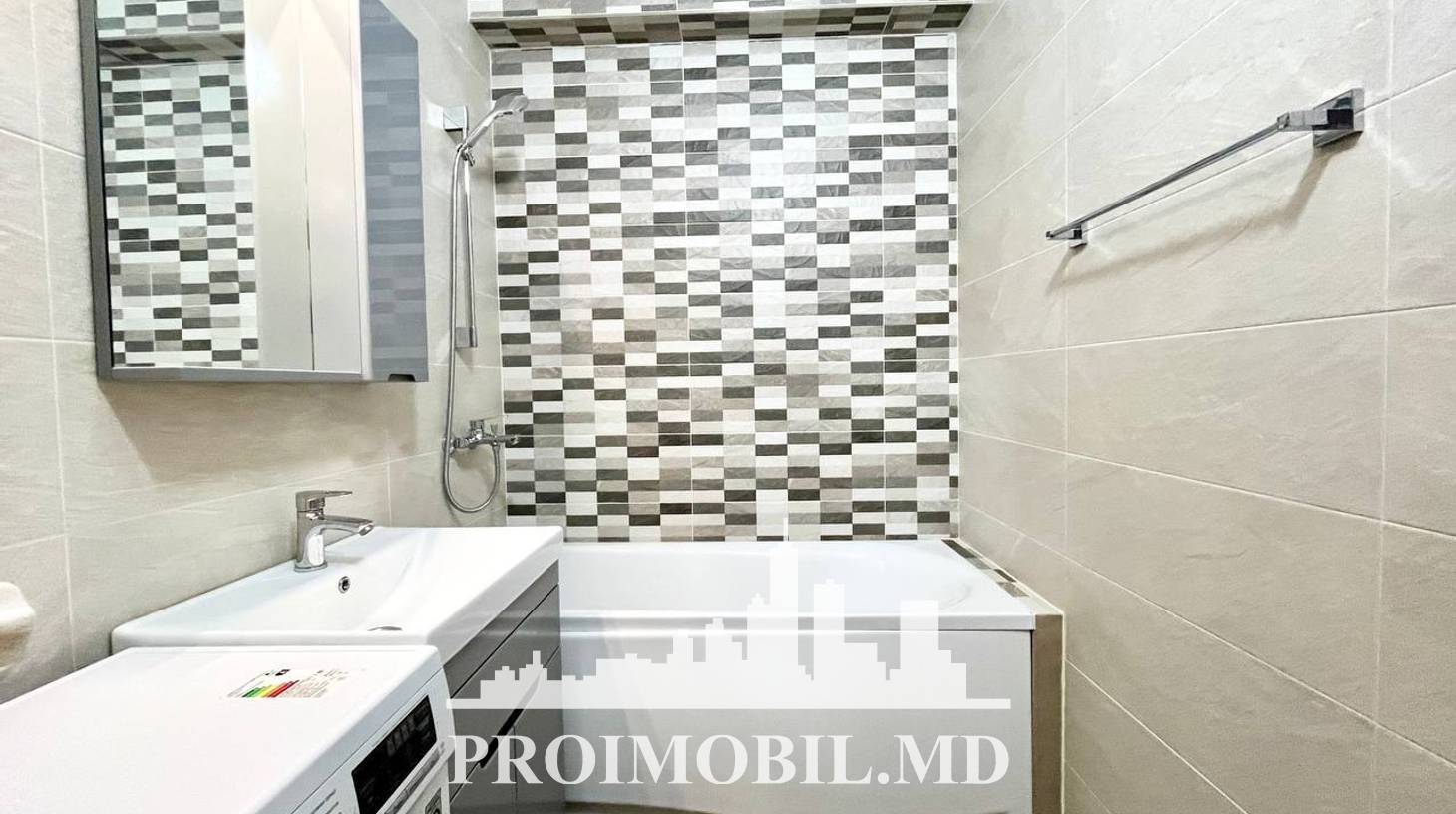 https://images.proimobil.md/Qu3zlVLjWsbOKAN9iPKZv36wnT5Gd2lA2v8HtvNw69o/watermark:0.75:so:0:30:0.39/resize:fill:1460:816:1/gravity:ce/bG9jYWw6Ly8vZXN0YXRlL2xyLzNiOTM3MGJmLWU3ZmMtNGQ5NS05ZGNkLTk4YTA5Y2ZhZTUwOC5qcGVn