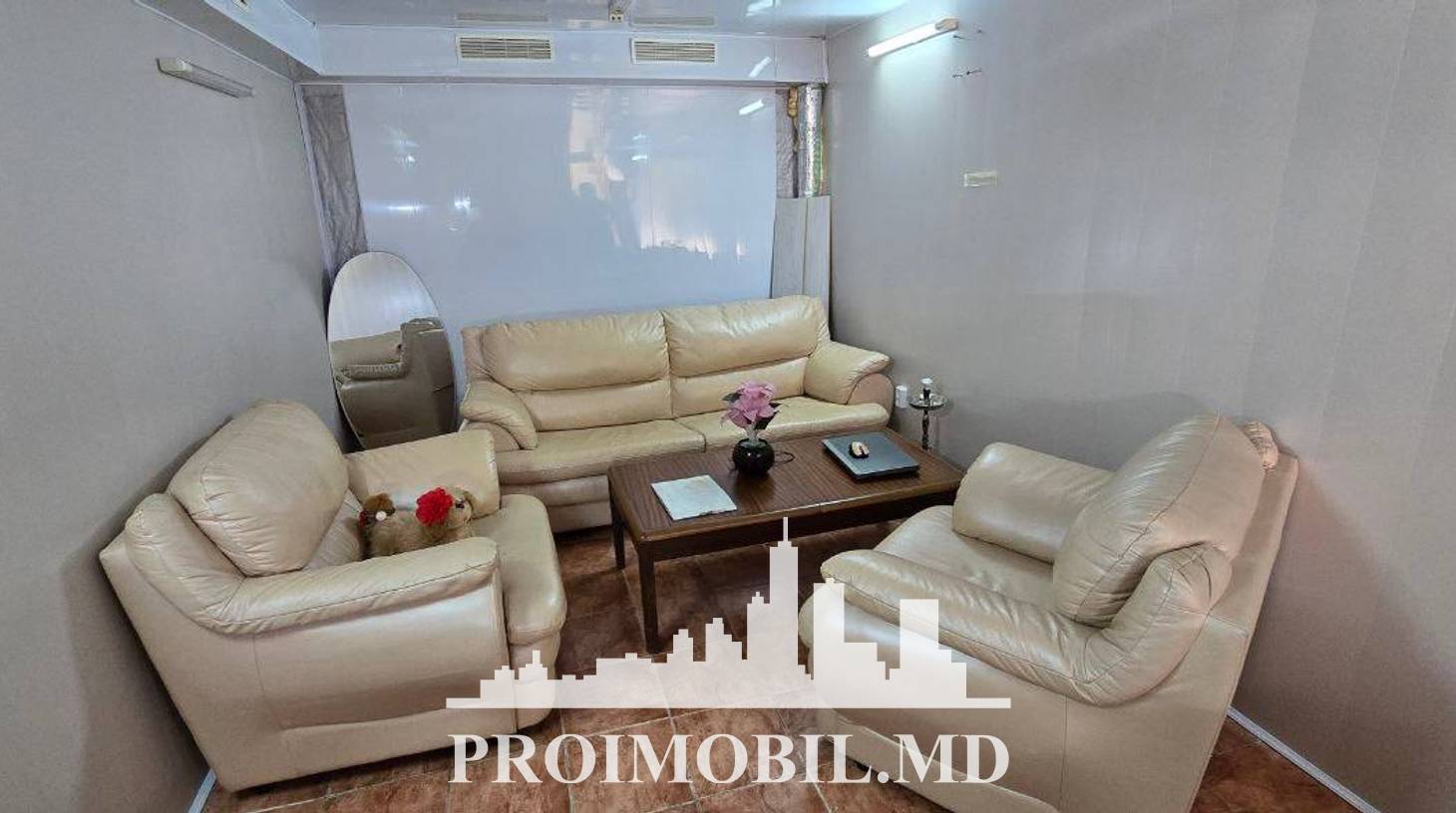 https://images.proimobil.md/R-nnN0Np2XoS24arI7DFBoC2DUnEoPU4Yq64gLjhUQg/watermark:0.75:so:0:30:0.39/resize:fill:1460:816:1/gravity:ce/bG9jYWw6Ly8vZXN0YXRlL2xyLzhiYzAxMjNjLWUzZWQtNDEzYy1iOWZjLTExYzEyMWEzODQ4My5qcGVn