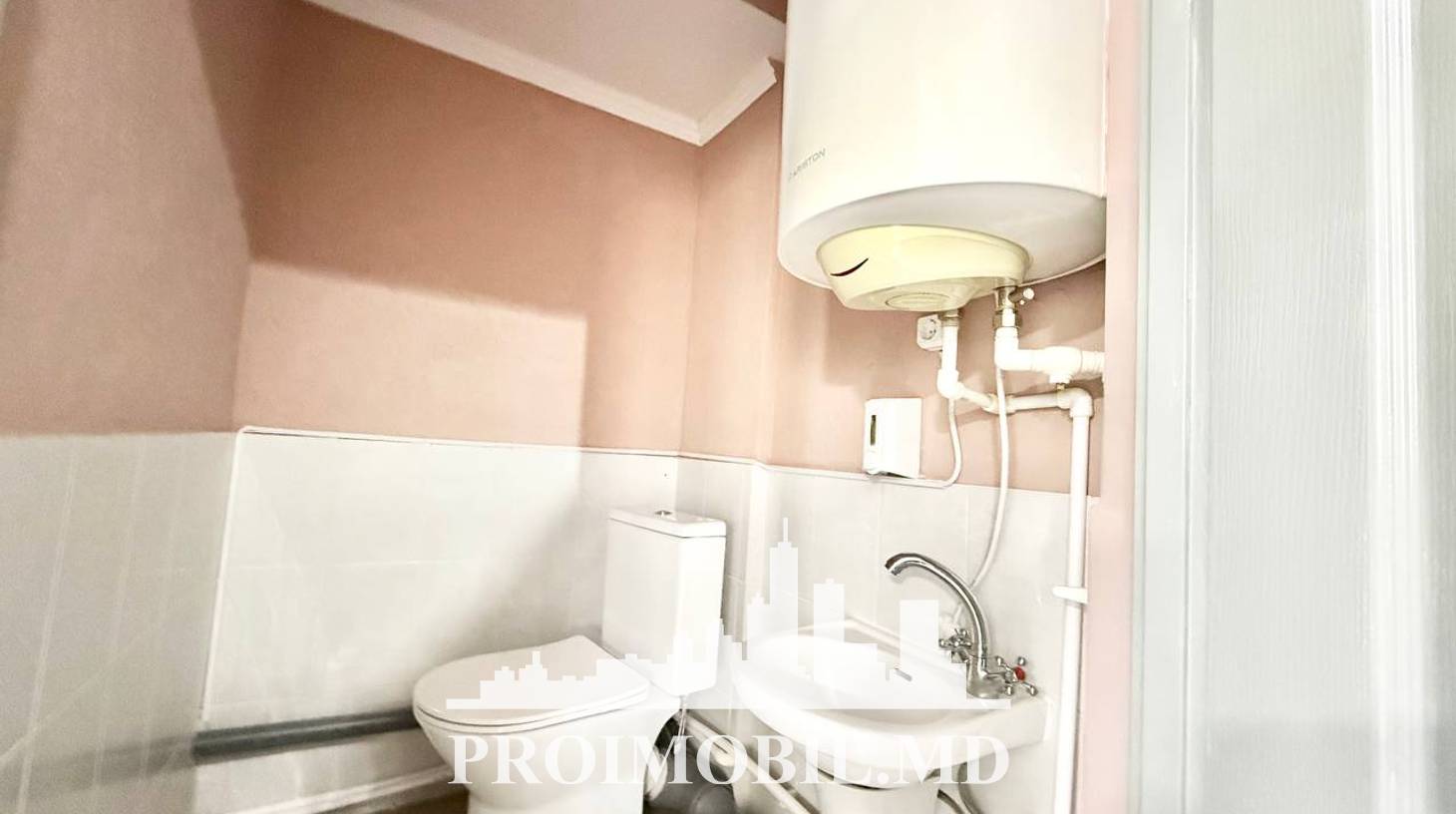 https://images.proimobil.md/R3z1uTlFltDvU37q9pq0pf_Z0MRvvzBiDdGXvPw6fOI/watermark:0.75:so:0:30:0.39/resize:fill:1460:816:1/gravity:ce/bG9jYWw6Ly8vZXN0YXRlL2xyLzIxY2Q1ZmZjLTZlYTMtNGE3YS05Mjk1LTNhNTQwOTE5ODQ1OS5qcGVn