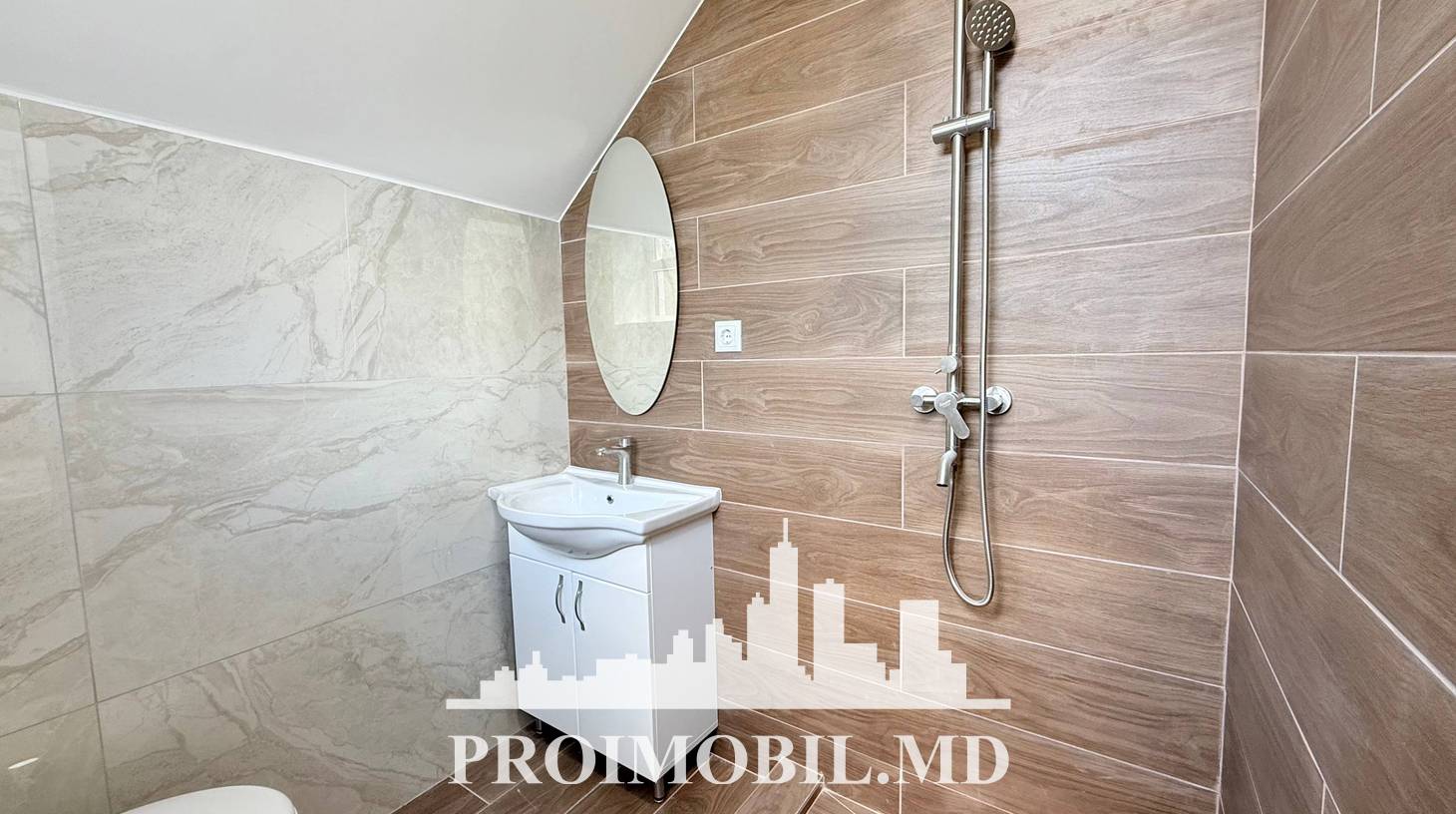 https://images.proimobil.md/R51yJ_ebQJm3tFbLMd1LHCZabOy1j1ZE48O15gN7nGo/watermark:0.75:so:0:30:0.39/resize:fill:1460:816:1/gravity:ce/bG9jYWw6Ly8vZXN0YXRlL2xyLzI5Y2Y2OTg0LTM1MTItNDRjMi1hMzBlLTRlZmJlMDBiODViMy5qcGVn