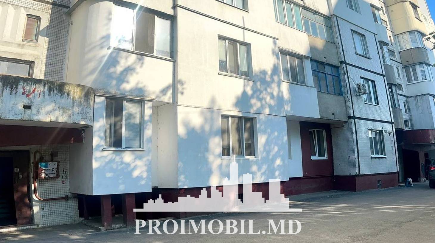 https://images.proimobil.md/RIHQjycl6UL8HQK7O4ZGo58ttCL20kxXJ1-5RDJXo9g/watermark:0.75:so:0:30:0.39/resize:fill:1460:816:1/gravity:ce/bG9jYWw6Ly8vZXN0YXRlL2xyL2ZmMDIwODk0LTNkYmUtNDE5OS04NjY5LTIwNGM5YjYwZTY0NS5qcGVn