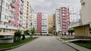 https://images.proimobil.md/RRSpfgUbzlWggHFv2P0zvX_IcRia6tXAAVTzBUz5HUo/resize:fill:350:198:1/gravity:ce/bG9jYWw6Ly8vZXN0YXRlL2xyLzc4NmJhODQyLTY0ZTMtNDc5ZC05NzY2LTFiNjFhYjg1YzlhYi5qcGVn