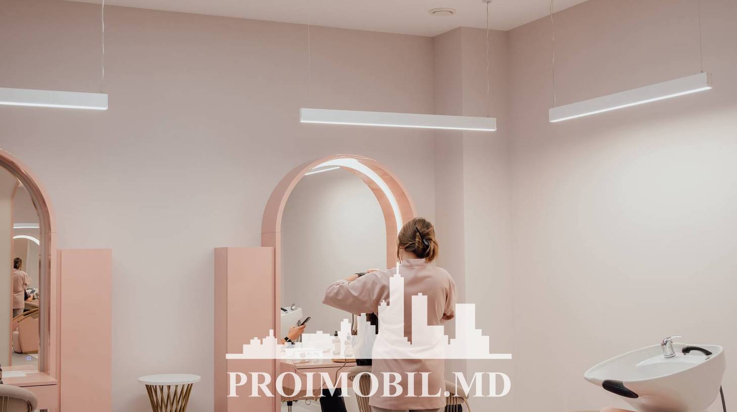 https://images.proimobil.md/RSyAFSrGrjGzRRgEEX57-HSCDQnUvQzxW8qj84y0ab4/watermark:0.75:so:0:30:0.39/resize:fill:1460:816:1/gravity:ce/bG9jYWw6Ly8vZXN0YXRlL2xyL2QwYmI1MjJmLTU1NDktNDQxOC04NWE4LWE3MjgwNzQxZTQyMS5qcGVn