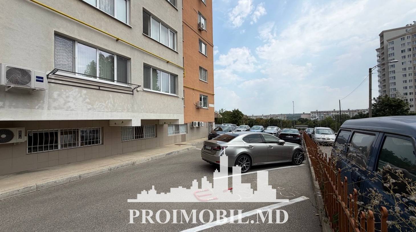 https://images.proimobil.md/RTALamtpX0e2arPo0Ck_4PfGLQFqq3GNEHAmzC58ly8/watermark:0.75:so:0:30:0.39/resize:fill:1460:816:1/gravity:ce/bG9jYWw6Ly8vZXN0YXRlL2xyLzE5YmNkNTA1LTZjZjItNGI1Ni05ZDY4LTVjMjU1NGRmMTdhOS5qcGVn