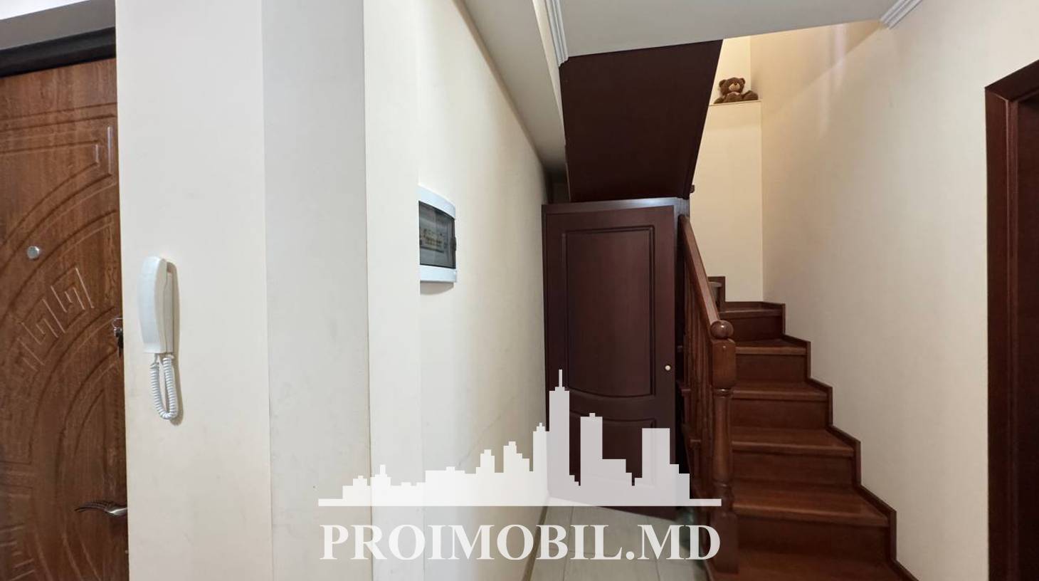 https://images.proimobil.md/RUJrwoKAed-3x5lUPaXOqJ7k9p2Ri0sugLDJgR-vU7A/watermark:0.75:so:0:30:0.39/resize:fill:1460:816:1/gravity:ce/bG9jYWw6Ly8vZXN0YXRlL2xyLzlhOTFiMDIyLTI5M2ItNGZkNS04NGM2LThhZmEwN2NiYmMxNy5qcGVn