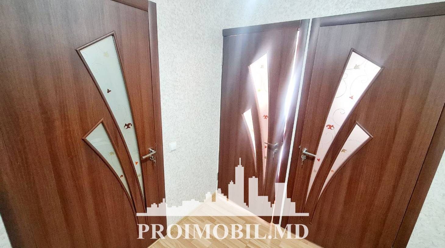 https://images.proimobil.md/RkH2bdIkDwMg6xbfdjiP3sM5RCCOCGGfAeZ6ldrH86s/watermark:0.75:so:0:30:0.39/resize:fill:1460:816:1/gravity:ce/bG9jYWw6Ly8vZXN0YXRlL2xyLzA4MmM1YzY5LTUwMWItNDkxNy1hNTM5LTI4NWM4MDdlMmJlMi5qcGVn