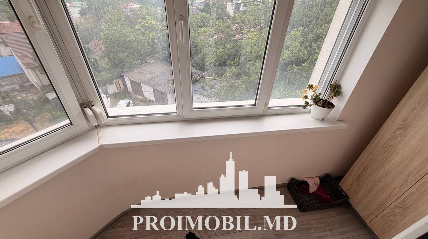 https://images.proimobil.md/RrODjNaKYQyMaj3OP-PXP-VKeMkowZgnoY6sscZhKh4/watermark:0.75:so:0:30:0.39/resize:fill:1460:816:1/gravity:ce/bG9jYWw6Ly8vZXN0YXRlL2xyLzM1Y2YyYzg2LTJkNzEtNDZkOS1iYWRlLTJmODlkODAxZmM5ZC5qcGVn