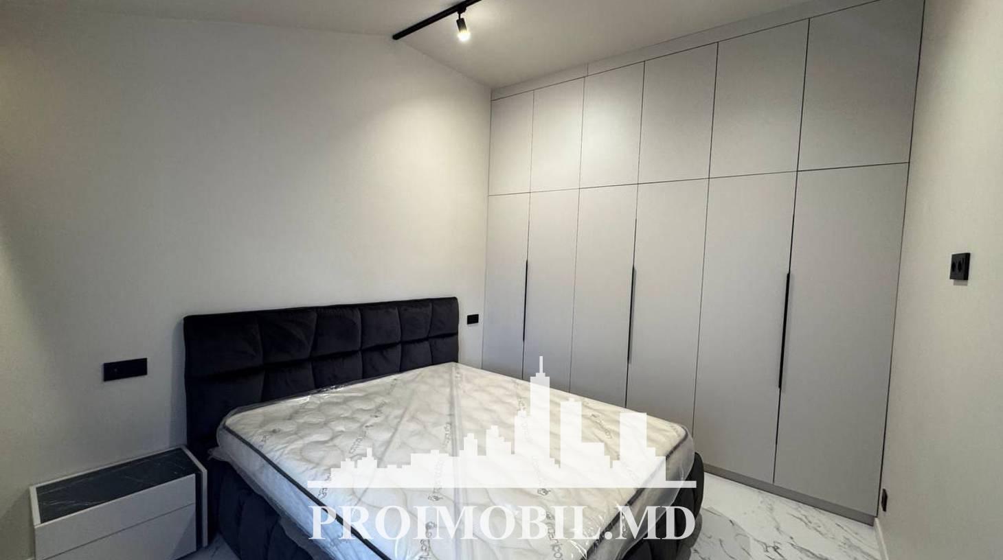 https://images.proimobil.md/S0wUEYORN_ap7z5IZepdi4F7oqRZKpzp03GoekkGMYg/watermark:0.75:so:0:30:0.39/resize:fill:1460:816:1/gravity:ce/bG9jYWw6Ly8vZXN0YXRlL2xyLzdhMTlmMmI2LWE0MTEtNGIyMy05MGMyLTRmMDkxNWM5ZmZhNi5qcGVn