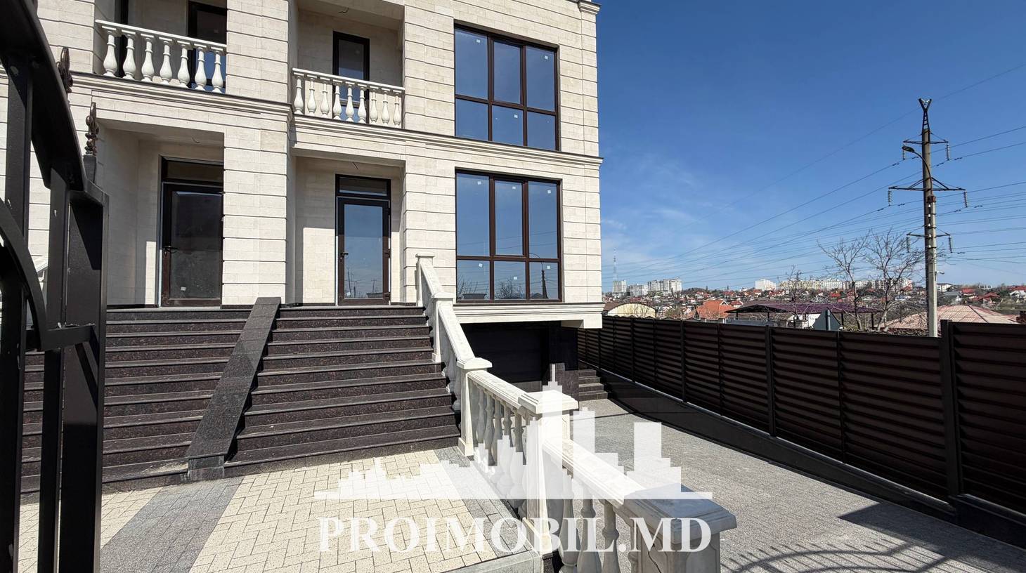 https://images.proimobil.md/S48bbNyGa2IEzMbn_whTZS2hdSyGItw1b8OwD1WIftY/watermark:0.75:so:0:30:0.39/resize:fill:1460:816:1/gravity:ce/bG9jYWw6Ly8vZXN0YXRlL2xyLzU2OTY5ODQxLTU1NzEtNDU2MC05YjJiLTg2NTFlMTdhZWE4Ny5qcGVn