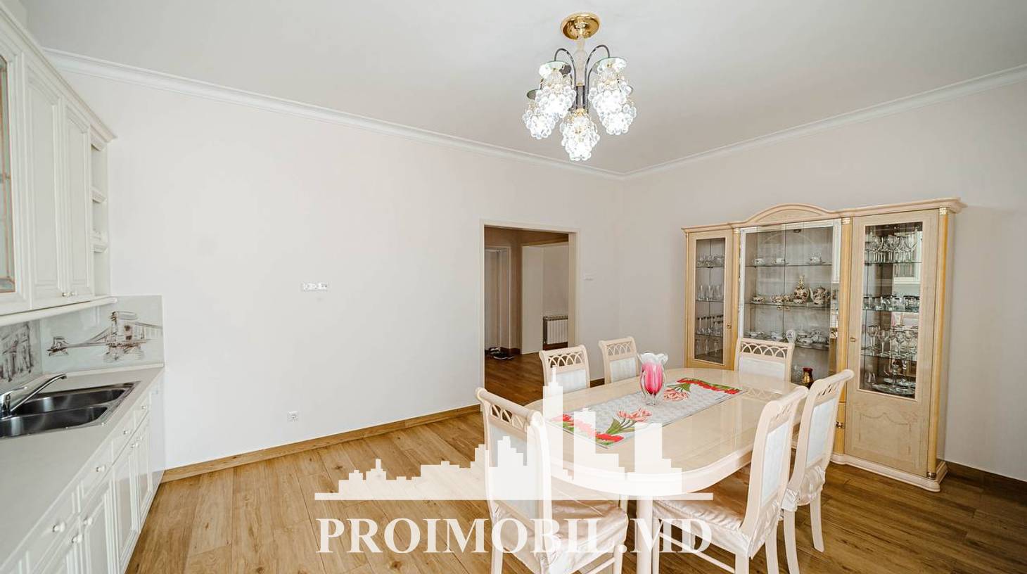 https://images.proimobil.md/S941kInb7svtWkwv2YKJNOUER_cnprYSYFq2q-5VL1k/watermark:0.75:so:0:30:0.39/resize:fill:1460:816:1/gravity:ce/bG9jYWw6Ly8vZXN0YXRlL2xyLzEyYjI1YTJlLWU0ZTUtNDc1NC1iMjcyLTA0MDE4NWE2MTY5ZS5qcGVn