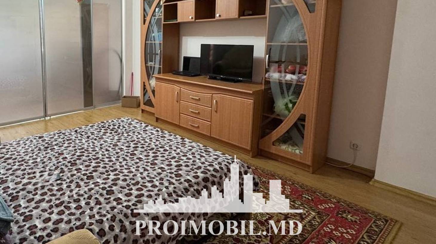 https://images.proimobil.md/SDmT1TVjjxM4UDC16sdaUrMRGZjr6qpOOGVrLsIyOPg/watermark:0.75:so:0:30:0.39/resize:fill:1460:816:1/gravity:ce/bG9jYWw6Ly8vZXN0YXRlL2xyLzMzM2M5YzNmLTk2ZmEtNGVlMS04NDIzLWViYjRlZTE0M2IyMi5qcGVn