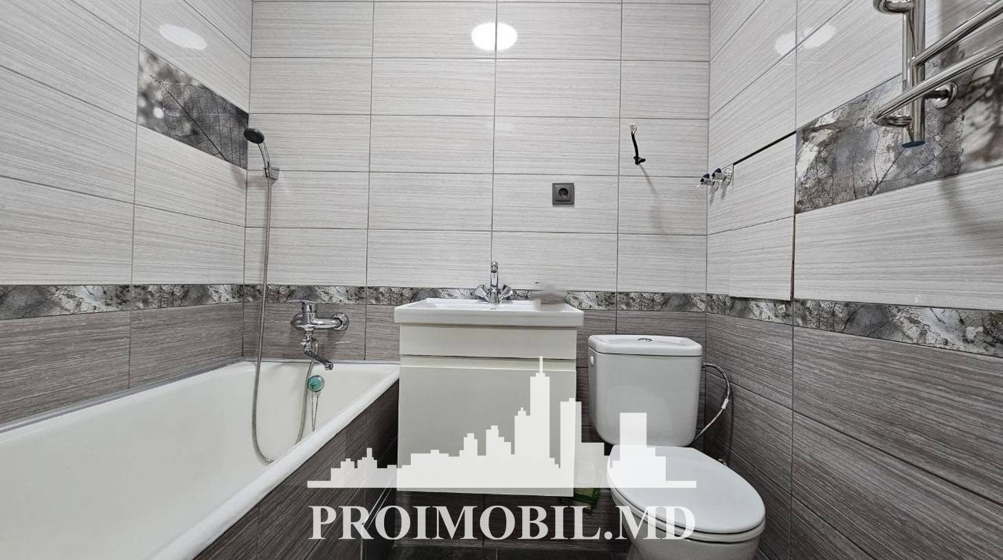 https://images.proimobil.md/SIrTHY2i412uobMNjQiqzf3aA5UnTHhhjlUP6GJKy5w/watermark:0.75:so:0:30:0.39/resize:fill:1460:816:1/gravity:ce/bG9jYWw6Ly8vZXN0YXRlL2xyLzQxMDJhOGY4LTE0NWUtNDhjZS04OGYxLWEwNDU3ODgyMTNkMy5qcGVn