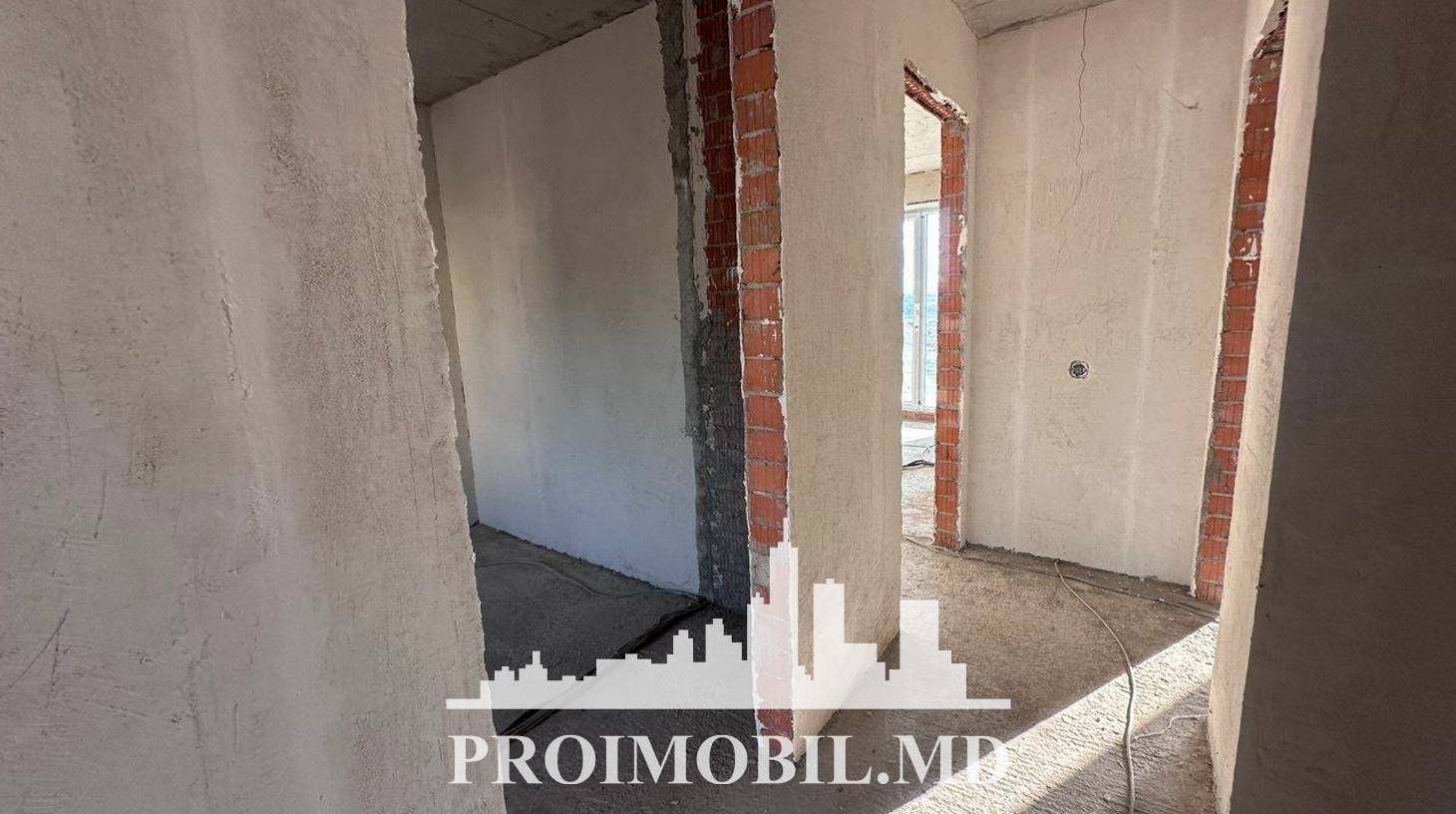 https://images.proimobil.md/SKqMv3l8EovfSh_nryL3_ooWRNOOsxADHgG-4ap2ALQ/watermark:0.75:so:0:30:0.39/resize:fill:1460:816:1/gravity:ce/bG9jYWw6Ly8vZXN0YXRlL2xyLzczZTdjNzFjLTgzMmEtNGU4Yy1iYWNlLWJhN2JhMTQ5NDRiMS5qcGVn
