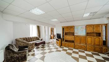 https://images.proimobil.md/SnDrm161mgcpTks2SeUvbFxWvS3vxcCnuPcRtCpnDZ4/resize:fill:350:198:1/gravity:ce/bG9jYWw6Ly8vZXN0YXRlL2xyLzlkY2NmOTM4LTFmZmYtNGFhYi04MGY5LTZkYzczN2M2YjM1ZC5qcGVn