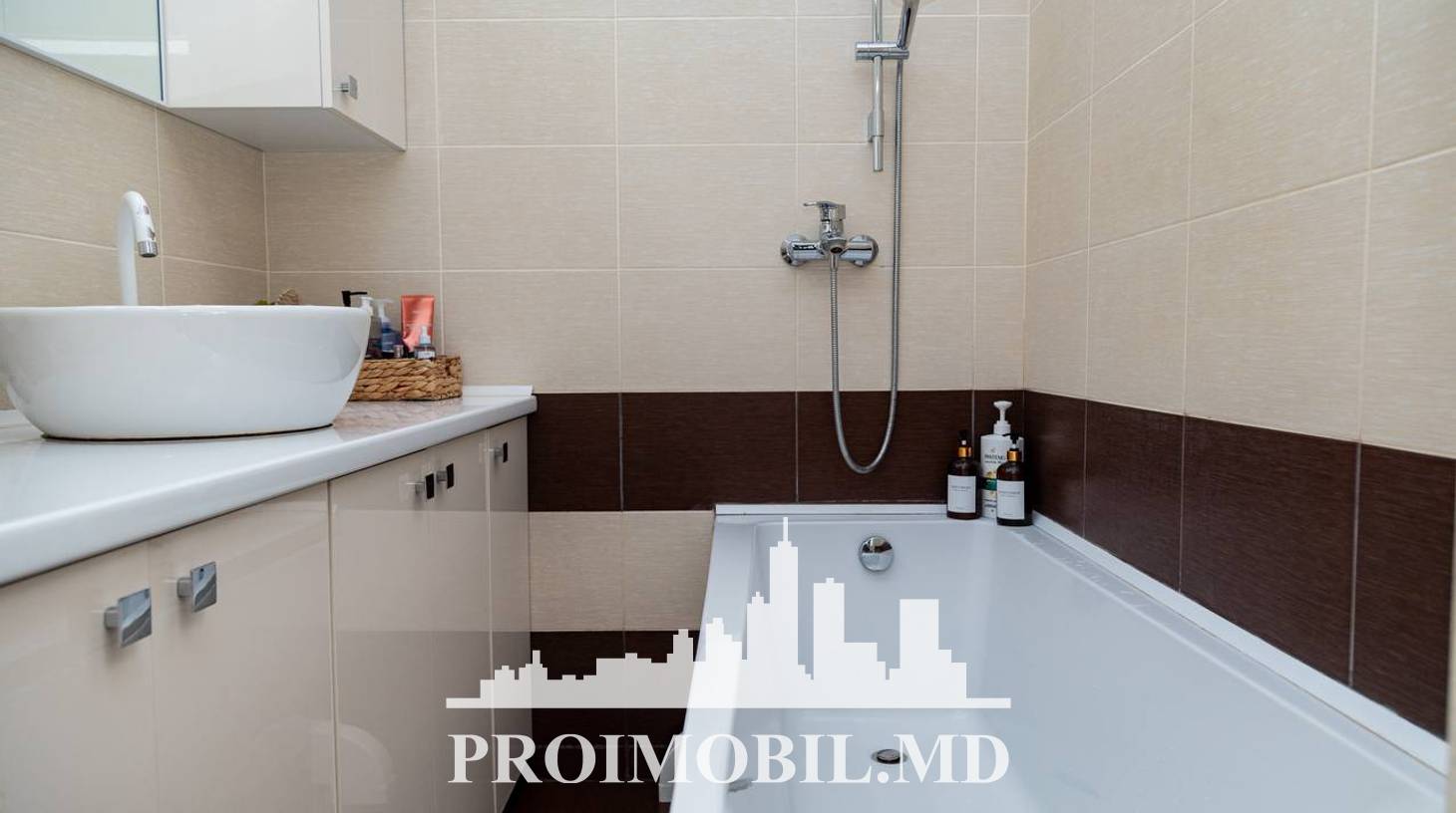 https://images.proimobil.md/SxhO6buAxArX6OmFPZBJgylT0bgwrOSS4XCqToy5ev0/watermark:0.75:so:0:30:0.39/resize:fill:1460:816:1/gravity:ce/bG9jYWw6Ly8vZXN0YXRlL2xyLzQyMDRhMDEzLThkZWYtNGE1NC1iY2JiLTFiMjkzZTNhMzYxMi5qcGVn