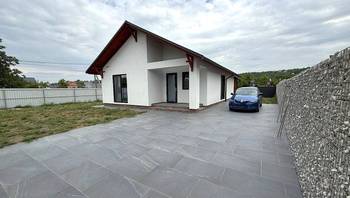 https://images.proimobil.md/SyxjSc82SFpCep6-NvuN6MdKqyKAbm-r-2nrJON-DWI/resize:fill:350:198:1/gravity:ce/bG9jYWw6Ly8vZXN0YXRlL2xyLzAyNjZhZWM3LTJjNzUtNGMxMi04YTc2LTFiNmJhYWI2OTcxZS5qcGVn