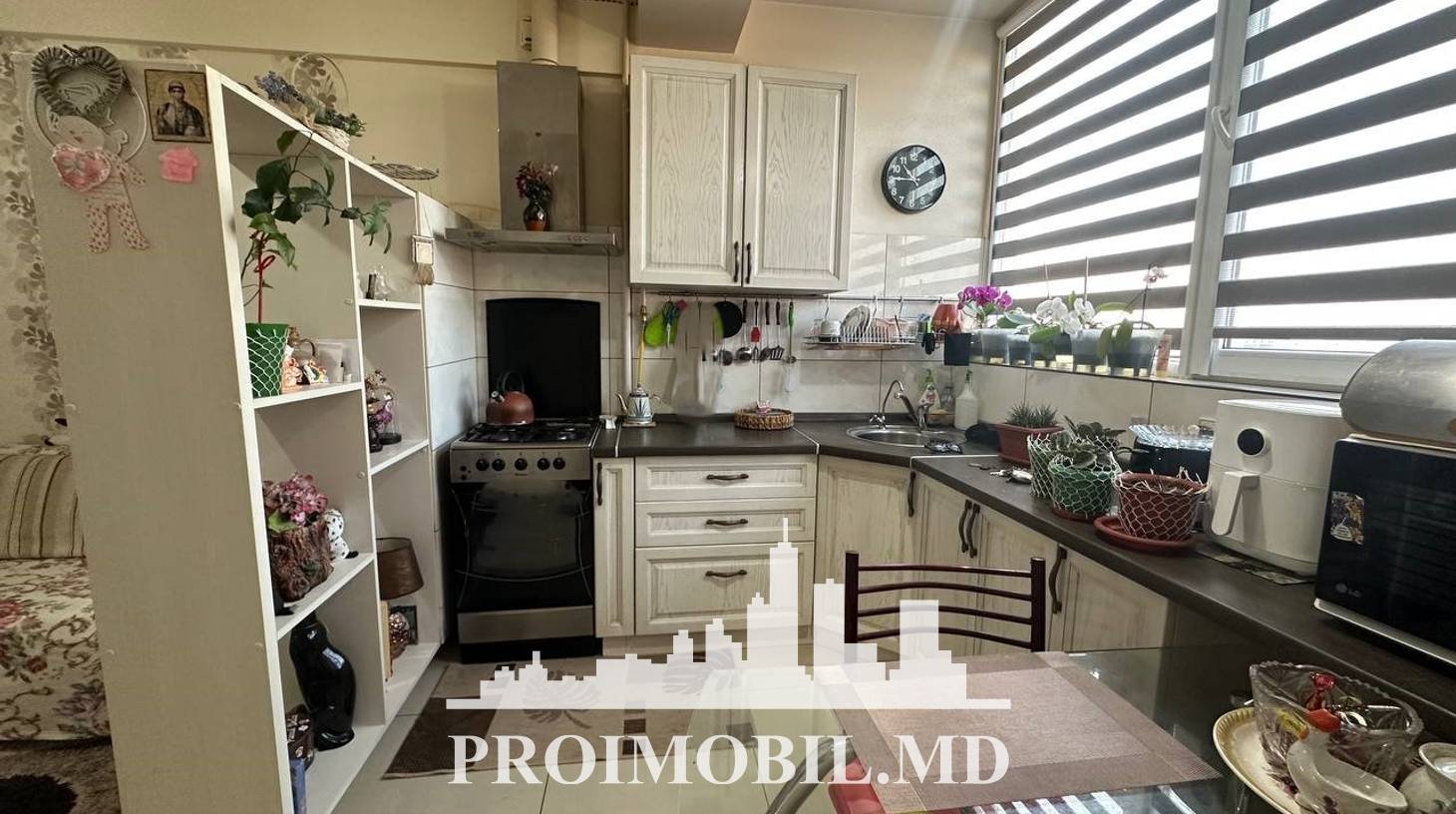 https://images.proimobil.md/T54IjyzW7Hoyv6b2dbkPvzEjkm5c8eUN3qPIzVIGDGg/watermark:0.75:so:0:30:0.39/resize:fill:1460:816:1/gravity:ce/bG9jYWw6Ly8vZXN0YXRlL2xyL2E3ZmFlNTg4LTliMDEtNDhkOS05ZDdjLWIyYjNjYzRmODMxNi5qcGVn