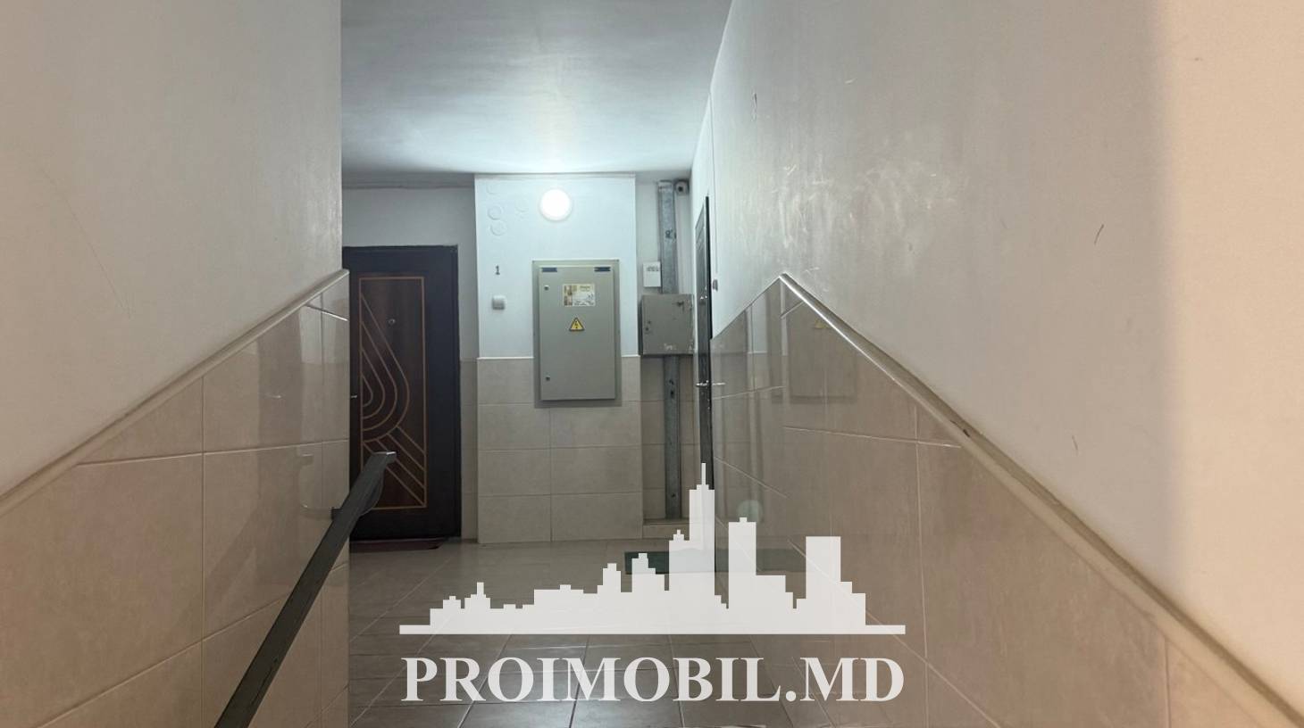 https://images.proimobil.md/TLI9NXhPw3QlY3OJKe35y9cVO0Y3blYA-GWFyHy6s-o/watermark:0.75:so:0:30:0.39/resize:fill:1460:816:1/gravity:ce/bG9jYWw6Ly8vZXN0YXRlL2xyLzhkYzlmYThmLThjYTQtNGQ4My1hMDJlLWY1NGM0MDU3NDUxMS5qcGVn