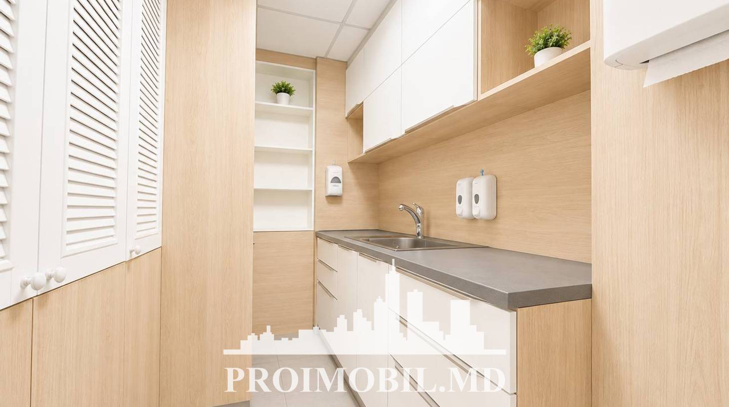 https://images.proimobil.md/TMTJ3XIPA_o4-A5BMVJyl1nSO7MMLrWxK_RzngUDvU8/watermark:0.75:so:0:30:0.39/resize:fill:1460:816:1/gravity:ce/bG9jYWw6Ly8vZXN0YXRlL2xyLzU4NmQzNmM5LTMxOWEtNDU2Mi1hYWI1LTZjODcwZjE5OTllMS5qcGVn