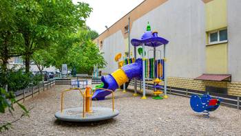 https://images.proimobil.md/TObpk9RV8b2bNcHrbuG3g0kOxEp25yLiJm-ymG8BkUM/resize:fill:350:198:1/gravity:ce/bG9jYWw6Ly8vZXN0YXRlL2xyLzU2ZjNlOTM3LTg0YzMtNGFlNy04NmRjLTE0OTE5ZDc4NDUxNy5qcGVn
