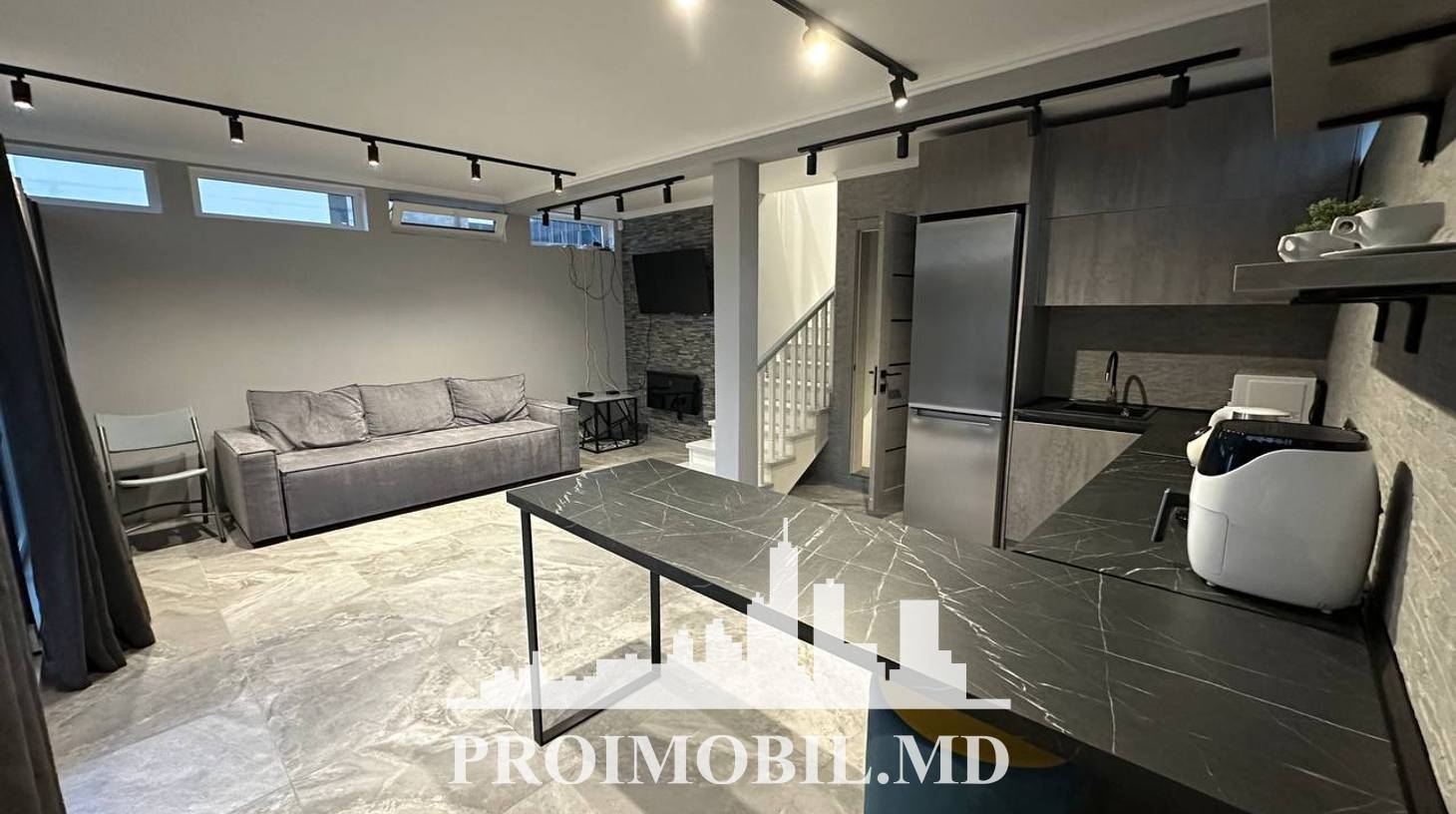 https://images.proimobil.md/TiZ4ZLt75RwoHbFqFT7bv0FAIA1h257NYl9NLrcG-Jg/watermark:0.75:so:0:30:0.39/resize:fill:1460:816:1/gravity:ce/bG9jYWw6Ly8vZXN0YXRlL2xyL2E1NjJhOTljLTNiNmQtNDVhMS04NzM3LTgxZTVmYTJmOWJmOC5qcGVn