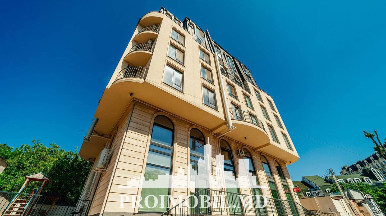 https://images.proimobil.md/U4WehRJa8Jei-KcujJmnVD_bTTc28ocCtm3_nygD9wo/watermark:0.75:so:0:30:0.39/resize:fill:1460:816:1/gravity:ce/bG9jYWw6Ly8vZXN0YXRlL2xyL2RkYzNiOWU1LWM5MWEtNGU2OC05Y2I3LWUyNzQyMzI0NzFiZS5qcGVn