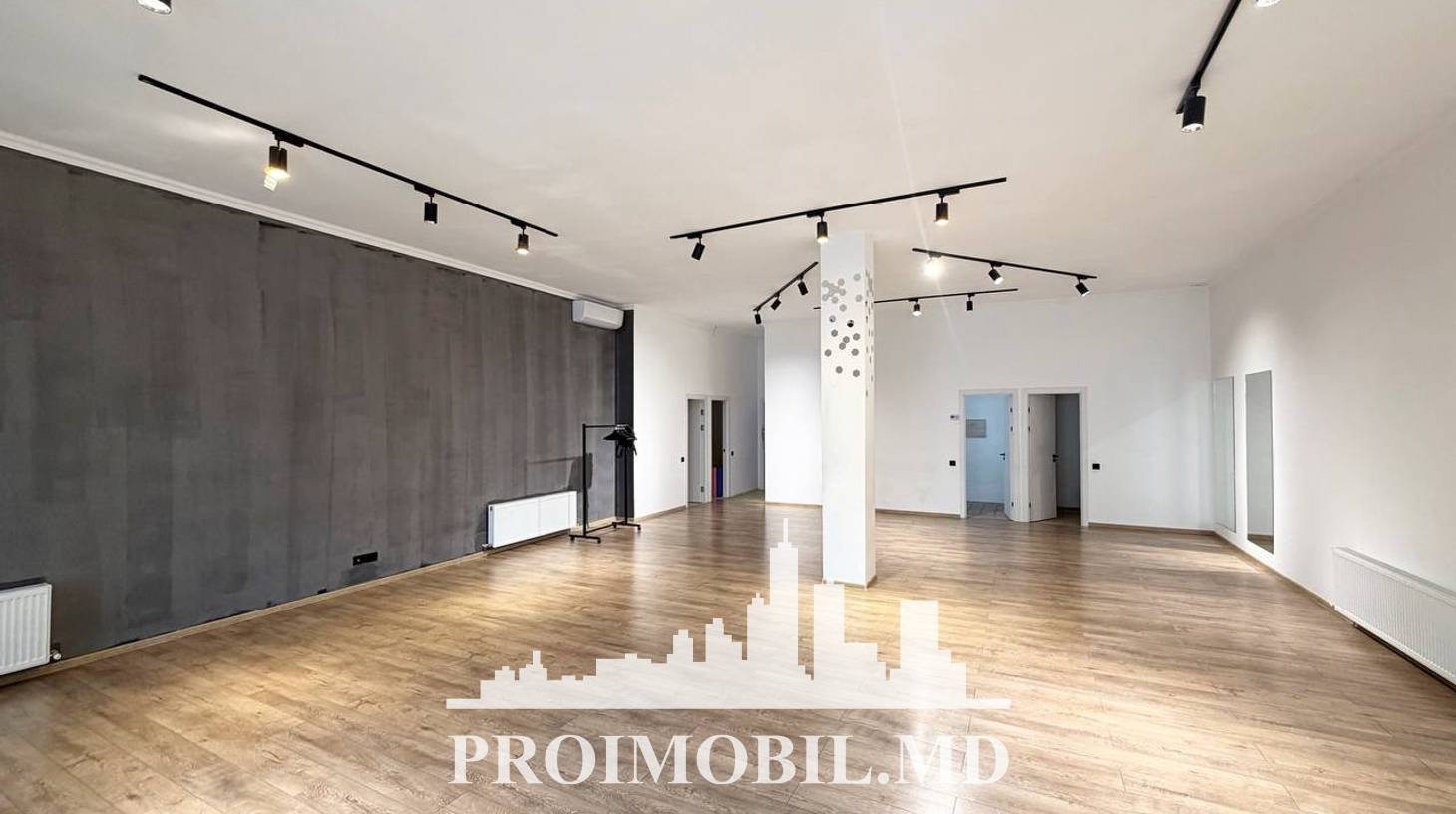 https://images.proimobil.md/U9qc5EBR90UQ2_nBWYOchMPu6zhZ2OoZ8dnH0JMB0l8/watermark:0.75:so:0:30:0.39/resize:fill:1460:816:1/gravity:ce/bG9jYWw6Ly8vZXN0YXRlL2xyLzkzNGU4MDVjLTcwNGEtNGUyNC1hMmRmLTY4YTZiZjRiMmRhZC5qcGVn