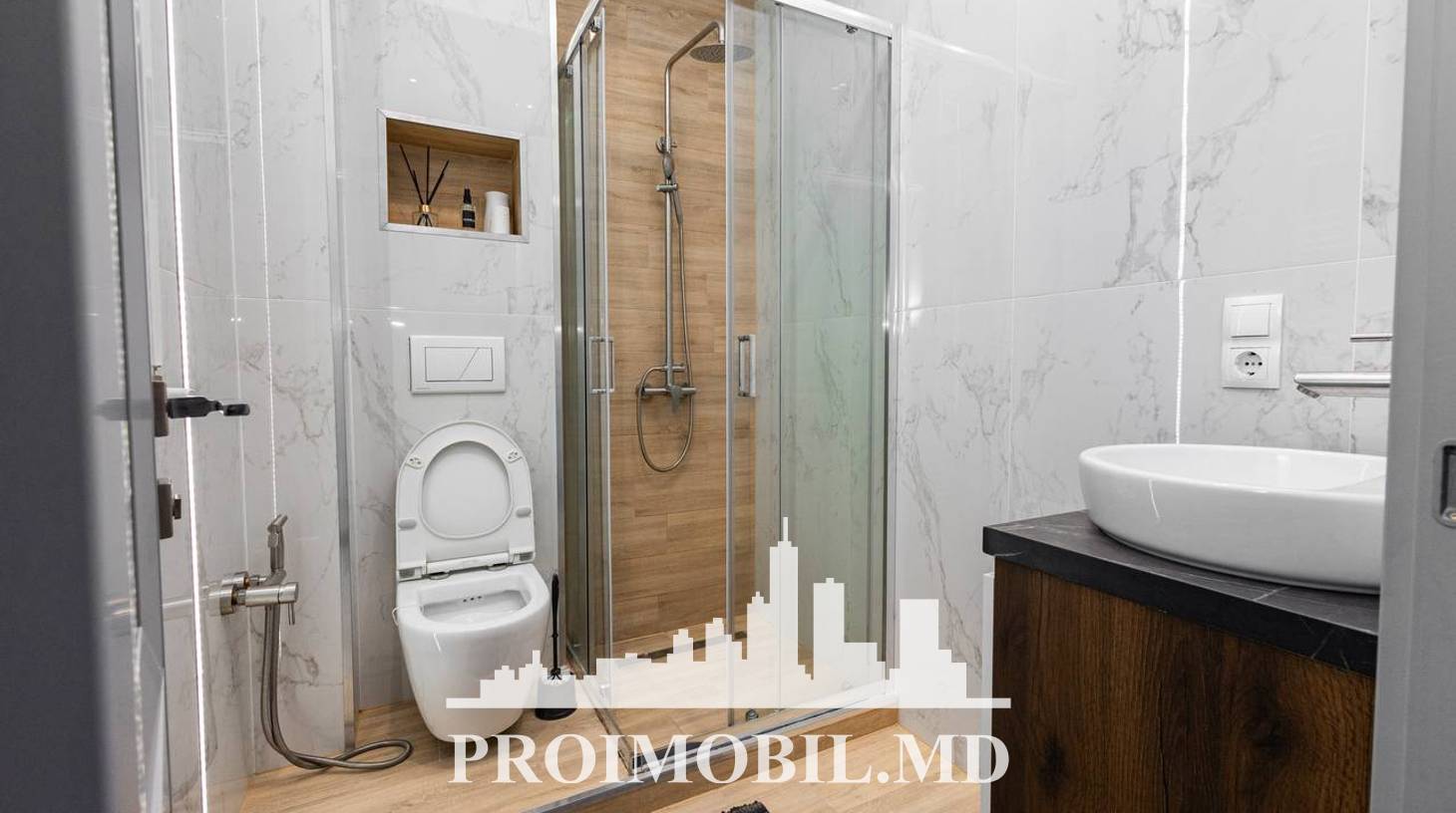 https://images.proimobil.md/UBwKg97xDBj4SS0dbjaXHxkGgmXEg1O79Z371cIBrzA/watermark:0.75:so:0:30:0.39/resize:fill:1460:816:1/gravity:ce/bG9jYWw6Ly8vZXN0YXRlL2xyL2M3N2I5OWZjLWMxNjQtNDViYS05NmMxLTYxYzkzYTQzYWVhMi5qcGVn