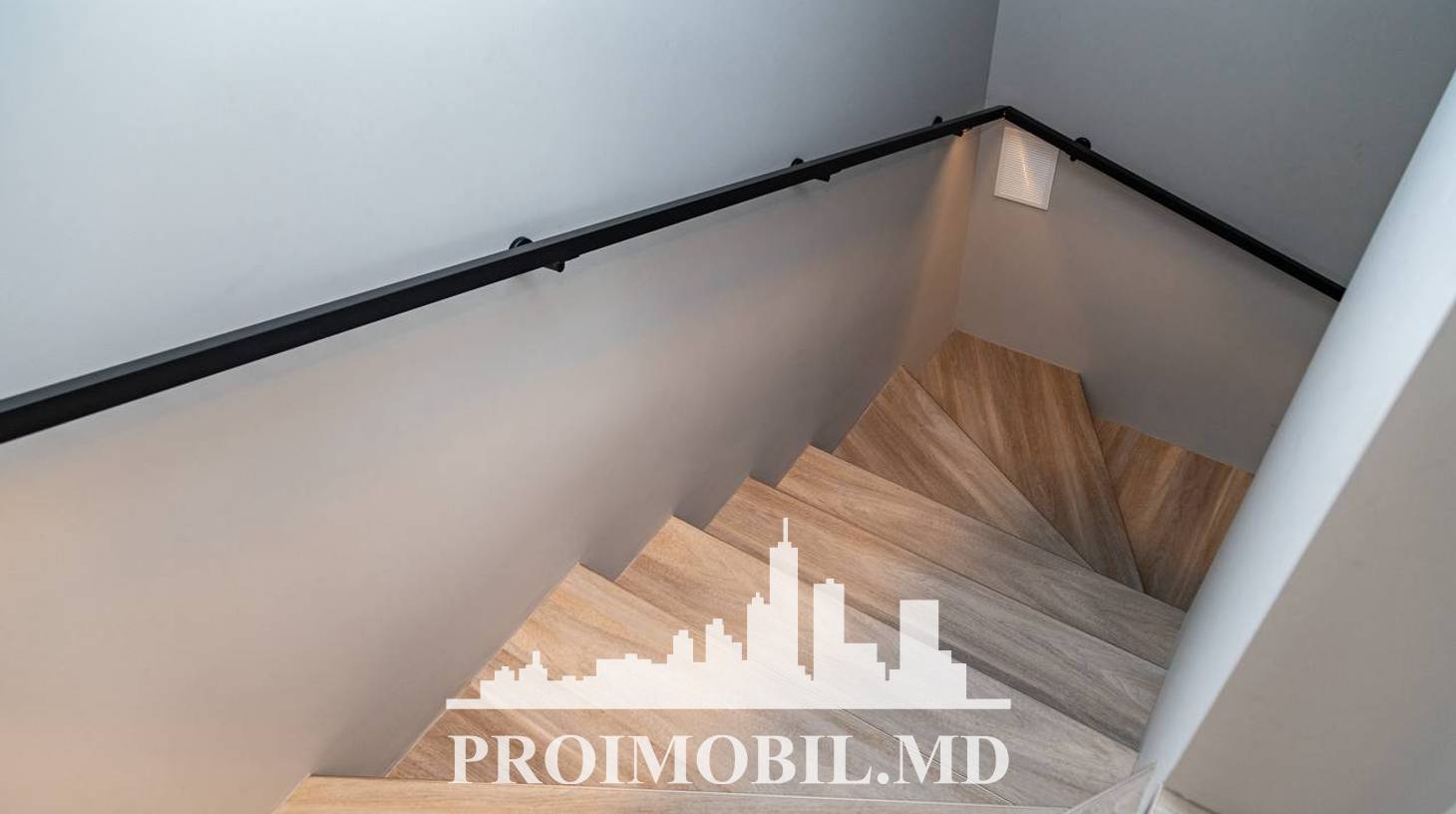 https://images.proimobil.md/UDclXGlCLYlVF9gAs1Ys_NMZzxwKpKzUCA5rNT-UEas/watermark:0.75:so:0:30:0.39/resize:fill:1460:816:1/gravity:ce/bG9jYWw6Ly8vZXN0YXRlL2xyL2U2MWZlZWQ4LTViYWMtNDVlNC1hYzAyLTU5MzAzOGZlMTI3Yy5qcGVn