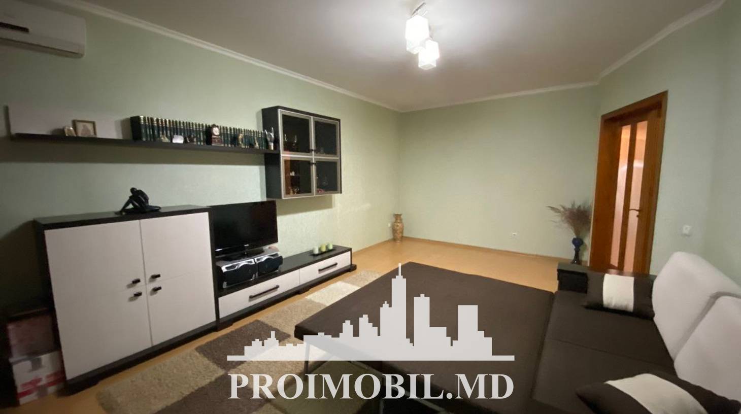 https://images.proimobil.md/UIy94uXi-PhN-viSMwiUotGO00Ns9Zd1fVull3N0tIE/watermark:0.75:so:0:30:0.39/resize:fill:1460:816:1/gravity:ce/bG9jYWw6Ly8vZXN0YXRlL2xyLzExNGQyYmJjLWRiZjAtNDM0Yy1iMTljLTIwMThhMjQ0M2YyNy5qcGVn
