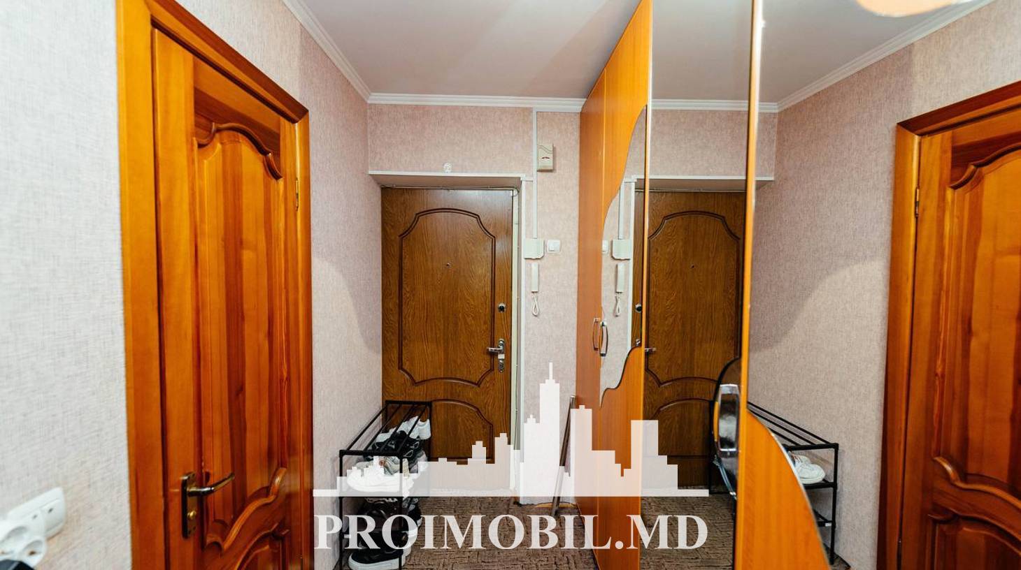 https://images.proimobil.md/UY2HDz8Vkk6oKRcFyrCuRycguYldcOMGGieFLXyYJVc/watermark:0.75:so:0:30:0.39/resize:fill:1460:816:1/gravity:ce/bG9jYWw6Ly8vZXN0YXRlL2xyL2QwM2EwODU1LTZhYWItNGI5ZC04MjUxLTgwZDg5MzdlMGIyYS5qcGVn