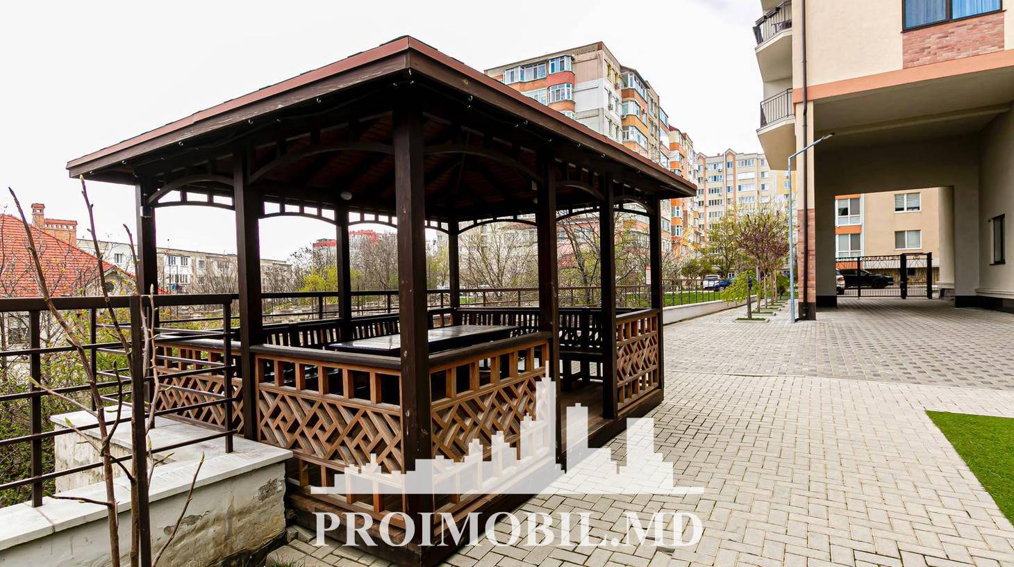 https://images.proimobil.md/UertJxUEhkvfP69FHEzXzsHwvTlr9LW862anOGNVpmk/watermark:0.75:so:0:30:0.39/resize:fill:1460:816:1/gravity:ce/bG9jYWw6Ly8vZXN0YXRlL2xyLzRmZGU0NDAxLWMwMDEtNGU4ZC04ZjU5LWIyM2E5YjhjOGMxZi5qcGVn