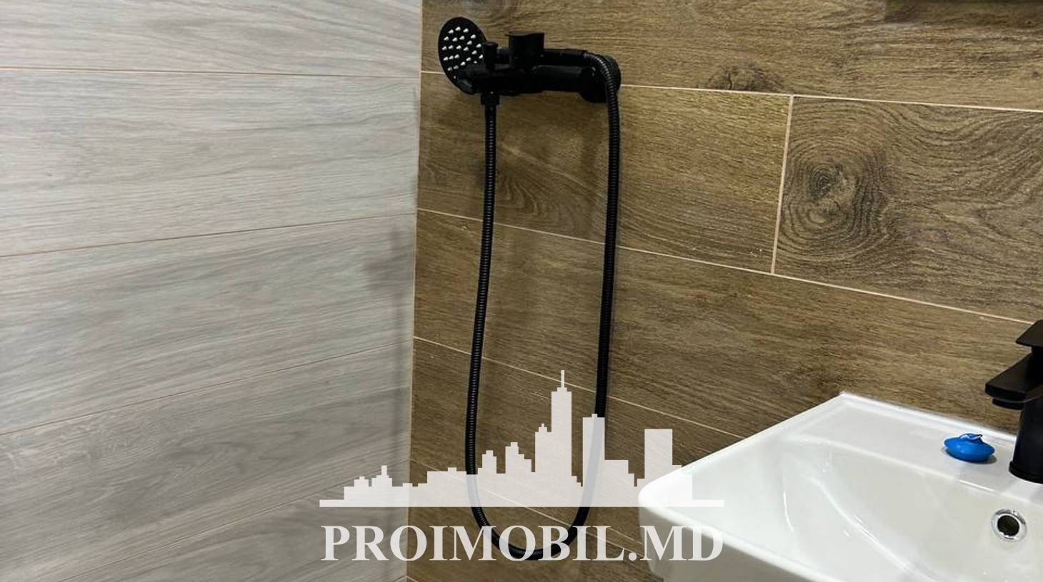 https://images.proimobil.md/UvJxfyHbFQpO0g856jClX8yCDDd7Yf5gFQzCFZvkKk0/watermark:0.75:so:0:30:0.39/resize:fill:1460:816:1/gravity:ce/bG9jYWw6Ly8vZXN0YXRlL2xyLzJmMGZmYjUwLWI5YTAtNDBiNS04ZDkzLTE1MjUwOTE1ZjI0Ni5qcGVn