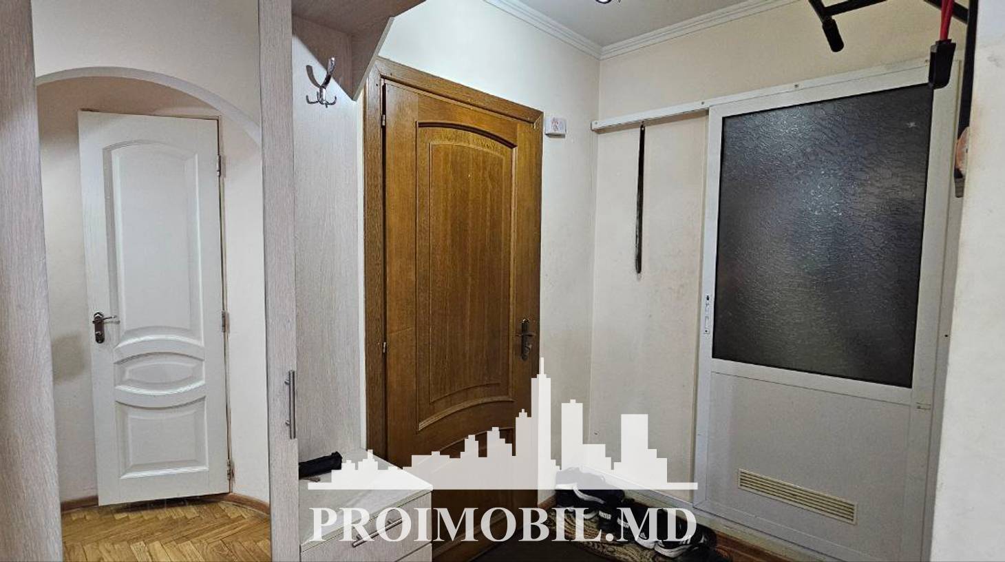 https://images.proimobil.md/UzZT76CnvD0DkdwqJwKXJRCgF1BlHJdySKtleievNCA/watermark:0.75:so:0:30:0.39/resize:fill:1460:816:1/gravity:ce/bG9jYWw6Ly8vZXN0YXRlL2xyLzViMDYzMTY4LWJkZjQtNDgxMS04YjNlLWJmODM4ODEyMzUyZS5qcGVn