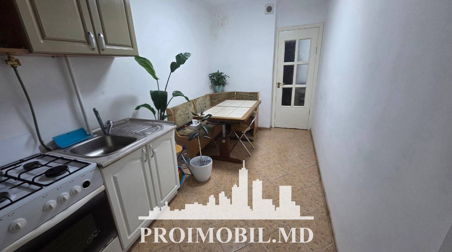 https://images.proimobil.md/V7gP7Gn7-weUHTvpNjQ4W7GoJZgL0qXW6cl-wy_aacM/watermark:0.75:so:0:30:0.39/resize:fill:1460:816:1/gravity:ce/bG9jYWw6Ly8vZXN0YXRlL2xyL2JmOTE5OGNiLWJjZTEtNDY0Zi1hNWVhLWE4ZWE2M2MwMWU1Zi5qcGVn