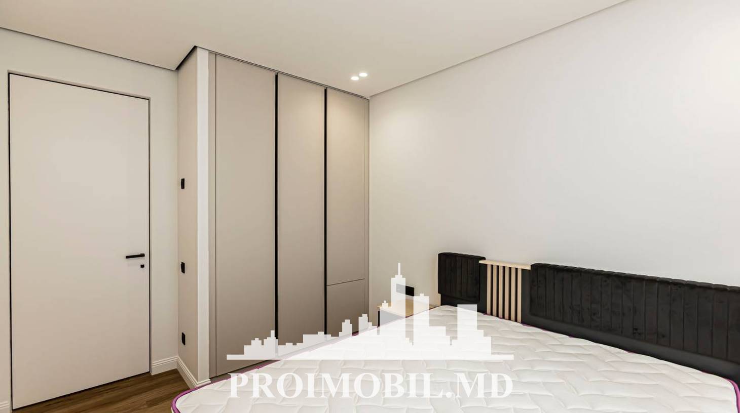 https://images.proimobil.md/VKJrdd7tlpaUlcm3KJ-5r5Naf6HYY4i7PnvPMExdnpI/watermark:0.75:so:0:30:0.39/resize:fill:1460:816:1/gravity:ce/bG9jYWw6Ly8vZXN0YXRlL2xyL2ZiMTkyYzRkLTAxZTYtNDEzMS04ODliLWU3N2UxM2E3ZDQ3NS5qcGVn