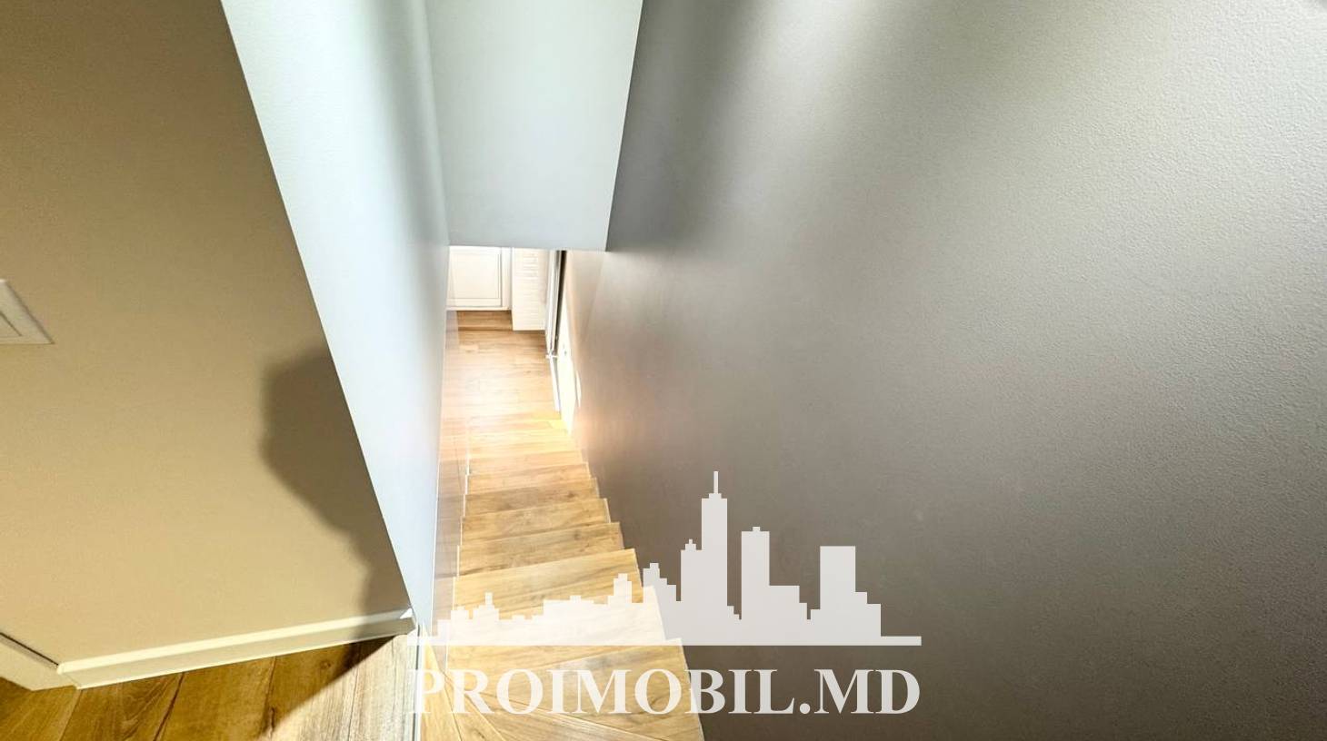 https://images.proimobil.md/VS9D3OSp5_tngdjJ4qr90dRTVTJSrdnxBWKHUoPM04o/watermark:0.75:so:0:30:0.39/resize:fill:1460:816:1/gravity:ce/bG9jYWw6Ly8vZXN0YXRlL2xyL2UwYTA0NzQ3LWU2YWMtNDNiNS1hNmQ2LTgzYWIzOTA0NTY2My5qcGVn