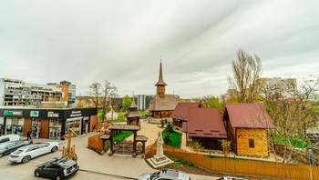https://images.proimobil.md/VWzlNOecNQlJz2Cf3NLP1c06anXBzSgU2Jk6Xqewj1w/resize:fill:350:198:1/gravity:ce/bG9jYWw6Ly8vZXN0YXRlL2xyL2FjZWYwY2NhLTc2MWMtNGU1YS05MDVlLTRjOGQyNDBmYTlhZS5qcGVn