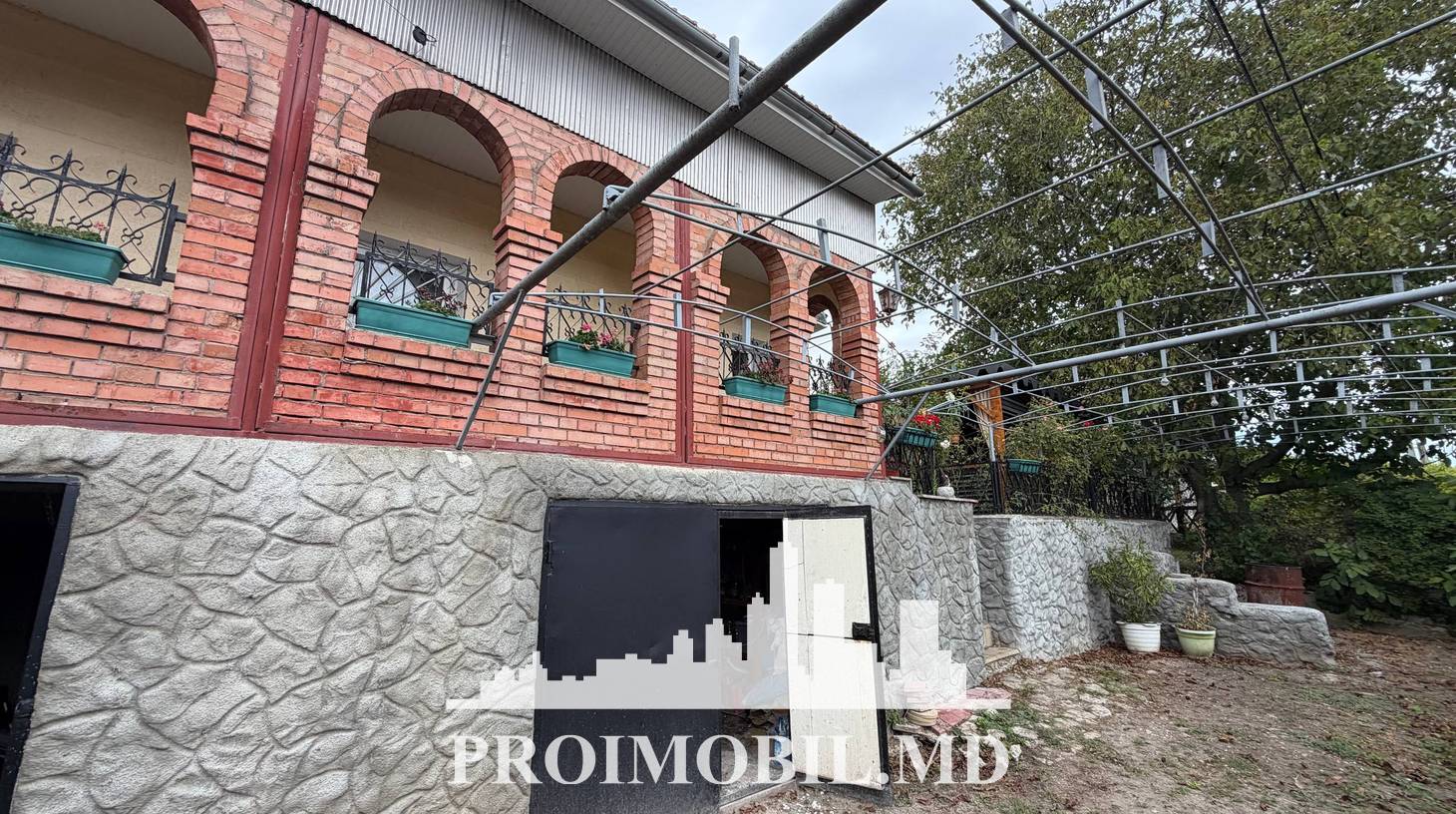 https://images.proimobil.md/Vb1TMC8lD06UrW0HGhgCDEnJa2mfoxZviVLWWDWFi9U/watermark:0.75:so:0:30:0.39/resize:fill:1460:816:1/gravity:ce/bG9jYWw6Ly8vZXN0YXRlL2xyLzk2ZGY5YjlmLWExNDgtNDQ0NS1iNWVlLWM4YzU1NzcxNjQ2NC5qcGVn