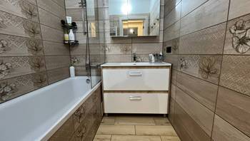 https://images.proimobil.md/VfCBR8a5oHccJHw99i00ZzuW34BEXrIUYXANeJg7Tew/resize:fill:350:198:1/gravity:ce/bG9jYWw6Ly8vZXN0YXRlL2xyLzRhNDBmZTliLWU2ZGEtNGZhNS1iNmM3LTEyYjk3NGI2Y2NkMC5qcGVn