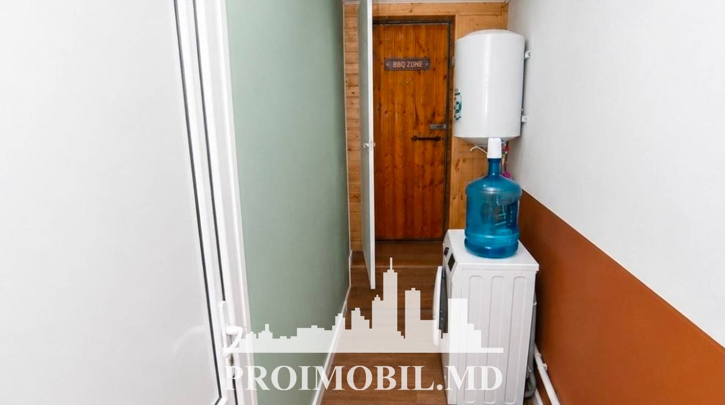 https://images.proimobil.md/VktmcwKpttb0uUJpsoniEZEHl23L8a5KSQgE0Ae0buE/watermark:0.75:so:0:30:0.39/resize:fill:1460:816:1/gravity:ce/bG9jYWw6Ly8vZXN0YXRlL2xyLzAzODM3MzVlLTM2ZWYtNDVlZi04MTc2LTJiZjRhODY3MjczOC5qcGVn