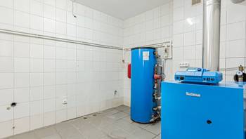https://images.proimobil.md/Vy6CdgEsBHM-JZQmh_CyTyX4lJ0tLD_GASbxQFHB7Kk/resize:fill:350:198:1/gravity:ce/bG9jYWw6Ly8vZXN0YXRlL2xyLzUwYjAwNjFmLWM3MjMtNDg5Ni1hYzI1LTBiODNkZGMwMzg4MS5qcGVn