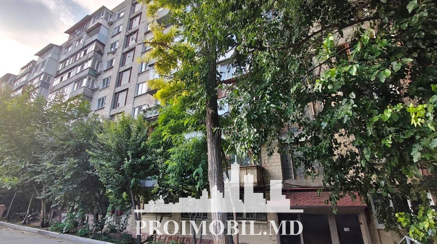 https://images.proimobil.md/W0jy5fVF7xlzhhhnZQw5l3sG6cNcUzgfVjZ4kSis9YM/watermark:0.75:so:0:30:0.39/resize:fill:1460:816:1/gravity:ce/bG9jYWw6Ly8vZXN0YXRlL2xyLzhjOTRhNWNkLWNmZjQtNDhkNi1hNTlkLTU3M2NjNzEwZDIzNC5qcGVn