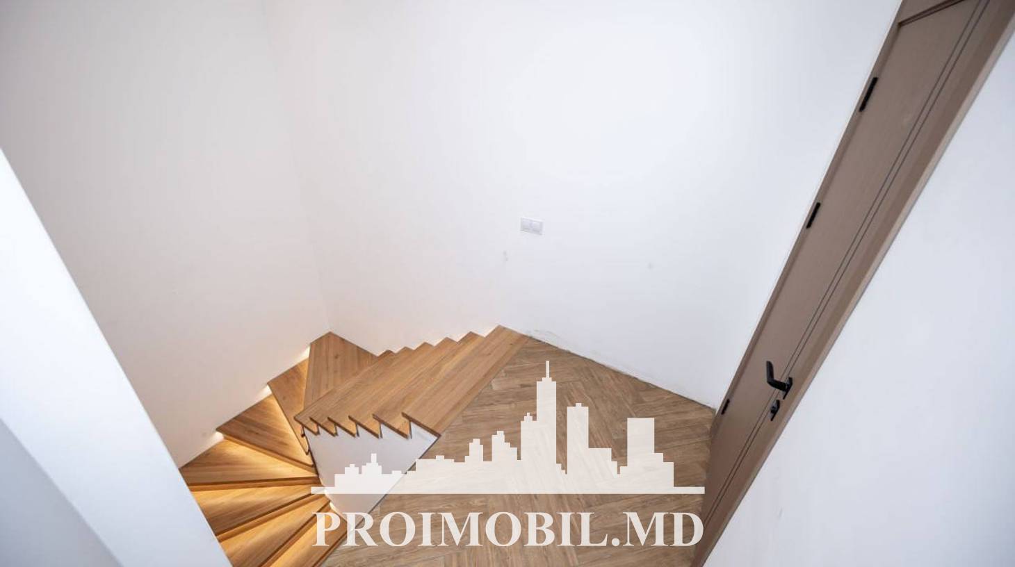 https://images.proimobil.md/WI_bILX5mkd0f7bH4mG-hvVlTsT7x4Q0eHvaN3ypB0A/watermark:0.75:so:0:30:0.39/resize:fill:1460:816:1/gravity:ce/bG9jYWw6Ly8vZXN0YXRlL2xyLzY0ODQwYWQyLWQ5M2UtNDQxNC05ZTNhLTJkYTYxMWE2NGZmNS5qcGVn