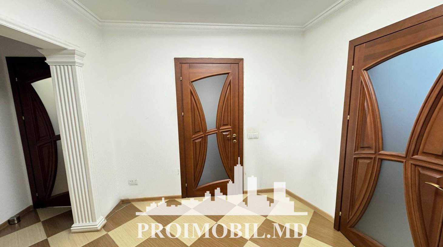 https://images.proimobil.md/WKUnhGZTcQay80BiXBt9gTgjWiY_f_Yg77LvxVPx3FA/watermark:0.75:so:0:30:0.39/resize:fill:1460:816:1/gravity:ce/bG9jYWw6Ly8vZXN0YXRlL2xyLzU3Zjk4ZTUyLWU4ZjYtNDMyMy04NGNkLTlmZmY1ZTdkMmI0Ny5qcGVn