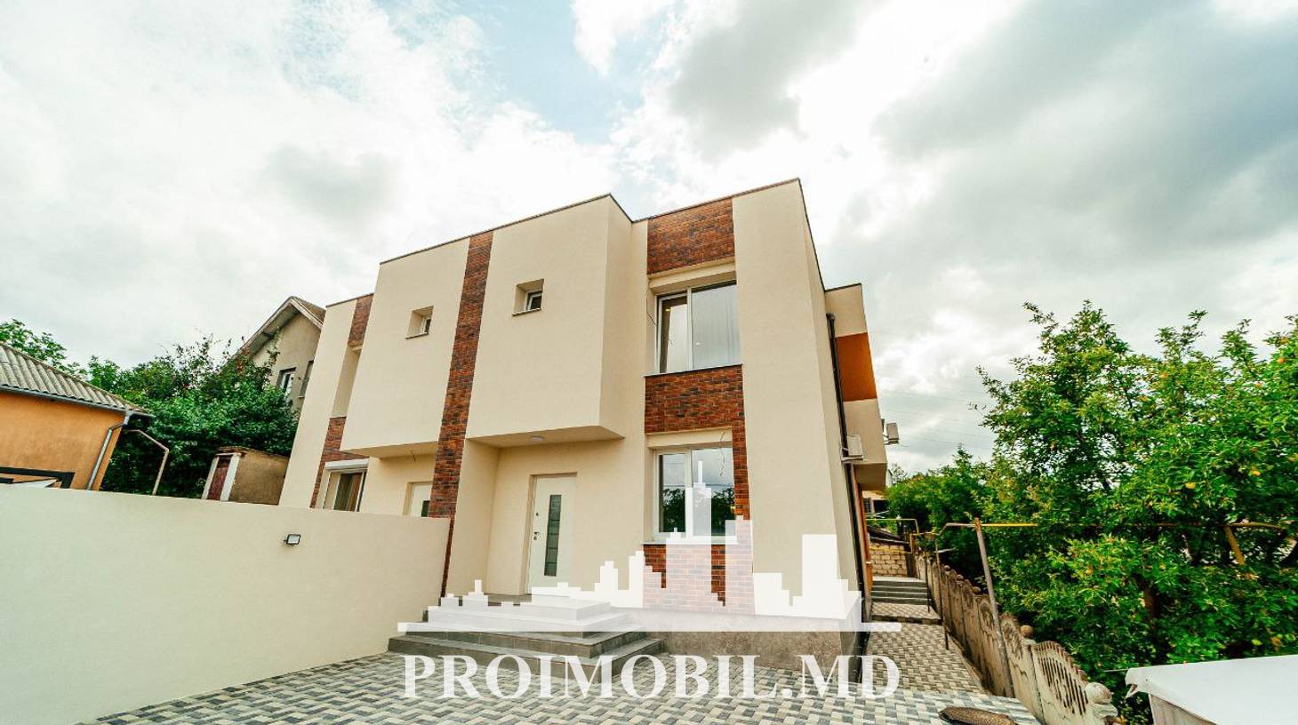 https://images.proimobil.md/WQwOw_BQfmHGoxIRrl9IFuIHWLM-wCTQnQXr9gtKHgw/watermark:0.75:so:0:30:0.39/resize:fill:1460:816:1/gravity:ce/bG9jYWw6Ly8vZXN0YXRlL2xyLzNiNGFlOGE4LTcxNWYtNDYyMi1hNDEzLTZiZGNlNjYxY2Q1OC5qcGVn