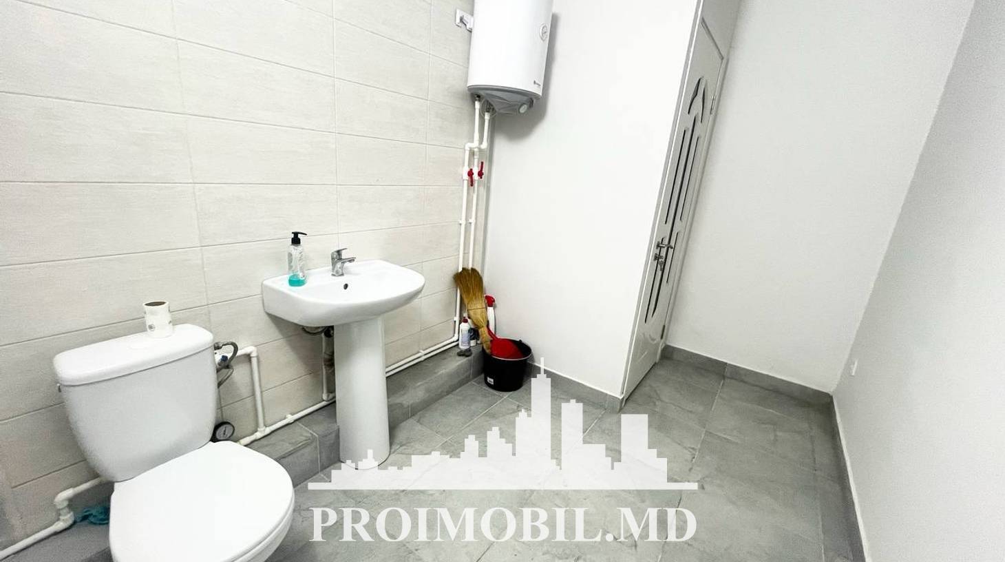 https://images.proimobil.md/WaRrSegC-6ozzRc5lm0ZUI03_QSJtCqAQ3fk21tA0K8/watermark:0.75:so:0:30:0.39/resize:fill:1460:816:1/gravity:ce/bG9jYWw6Ly8vZXN0YXRlL2xyLzE1NTg4N2IxLTU1MjMtNDk1Zi1iMzMzLTU0NzEwZGQ0NDA1Mi5qcGVn