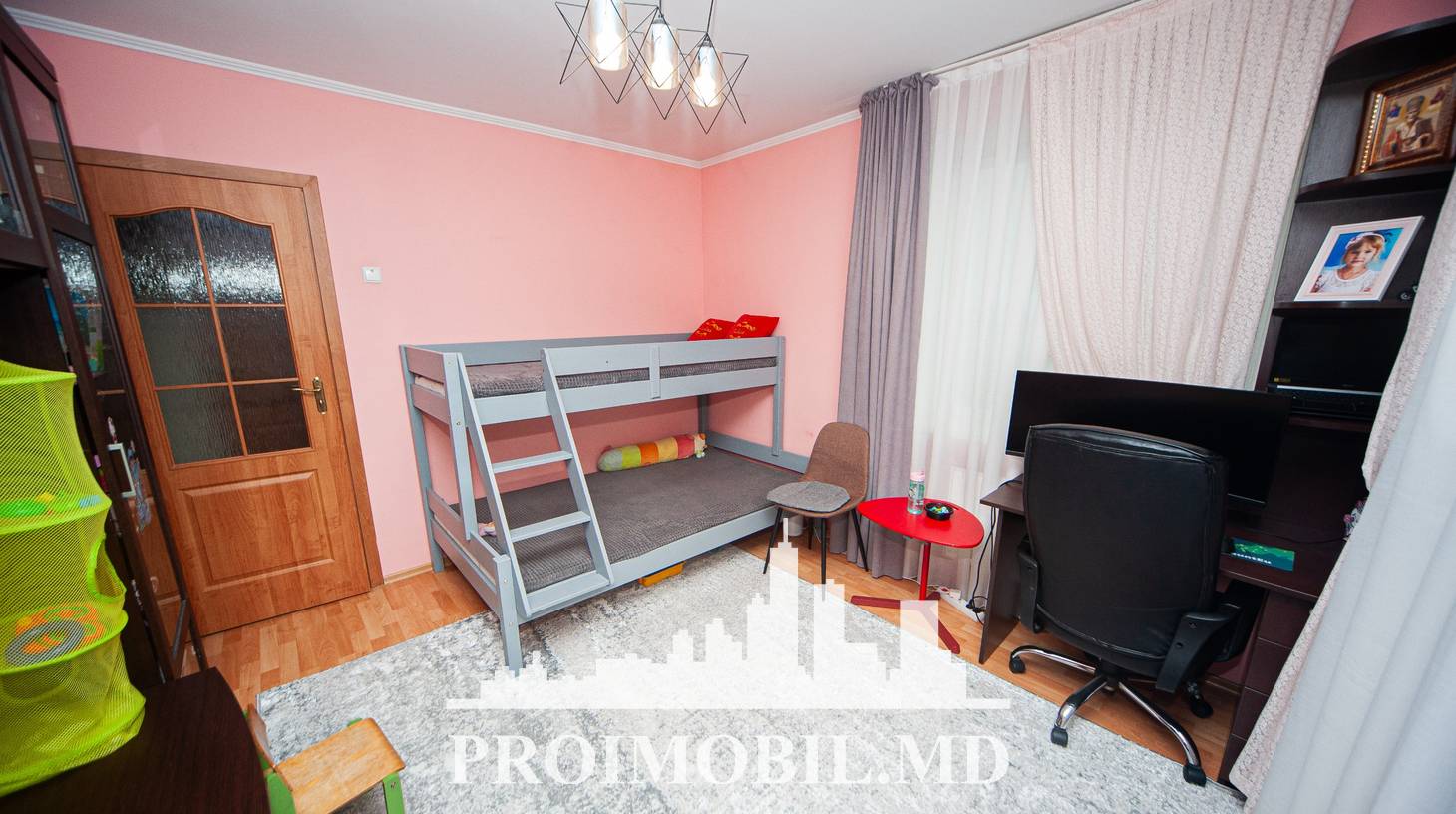 https://images.proimobil.md/Wnv6E84vq1Qt1M3EaWAEMUzY37jteyugNpPpGSTmNFE/watermark:0.75:so:0:30:0.39/resize:fill:1460:816:1/gravity:ce/bG9jYWw6Ly8vZXN0YXRlL2xyLzE1OTQ1MGYzLTZlNGEtNGE2MS1hMGE2LWQ0OTE3OTdmODdiOS5qcGVn