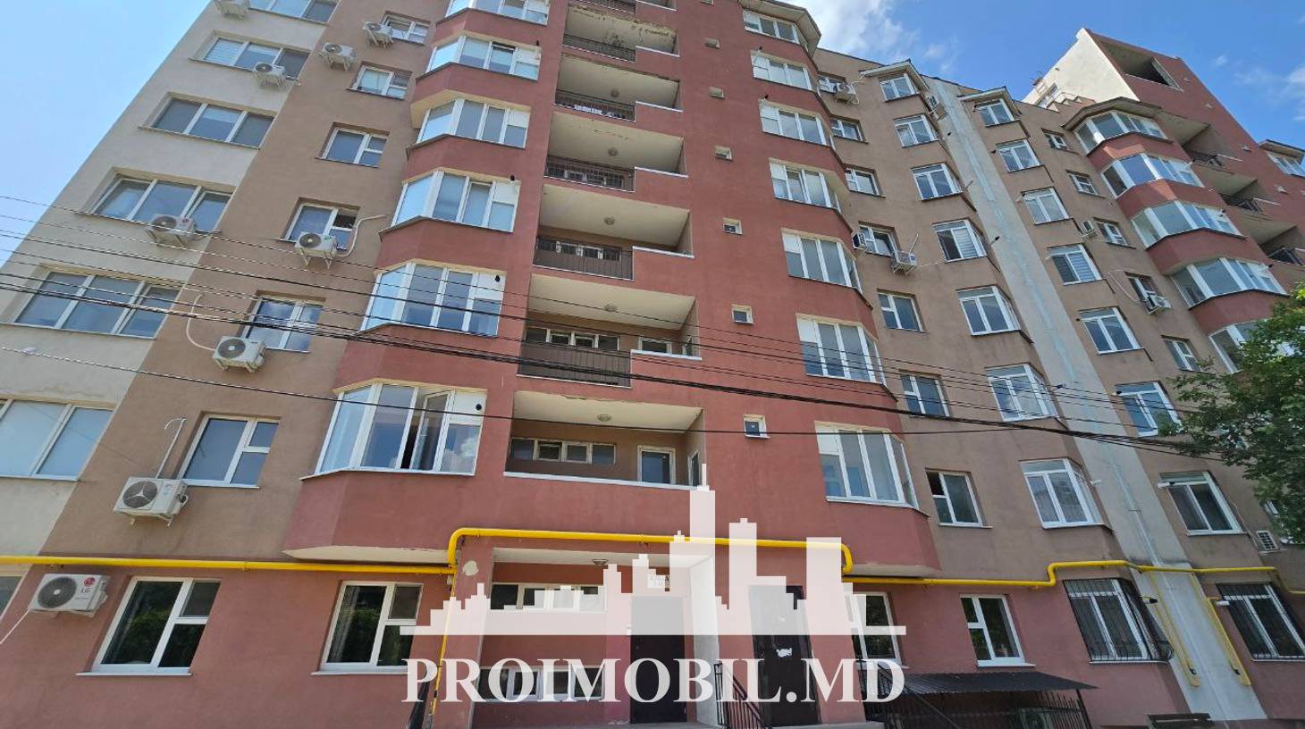 https://images.proimobil.md/WzBVyr_7esrdoCBDM-3V7qrksM0_253hpQSfja1S5xo/watermark:0.75:so:0:30:0.39/resize:fill:1460:816:1/gravity:ce/bG9jYWw6Ly8vZXN0YXRlL2xyLzRiYjNhYTRjLTQzZjEtNGFmZC1hYmYxLTZjMjNlZDc1OGRlMC5qcGVn