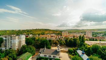 https://images.proimobil.md/XEXDMuKYlkNcbXSGD3hzVLF0cX175aIJiXlDGhZd6e0/resize:fill:350:198:1/gravity:ce/bG9jYWw6Ly8vZXN0YXRlL2xyLzIwZDMwYWNhLTllNTAtNGUwMS1iZjY0LTNjMWQ4NWM3ZGVmZS5qcGVn